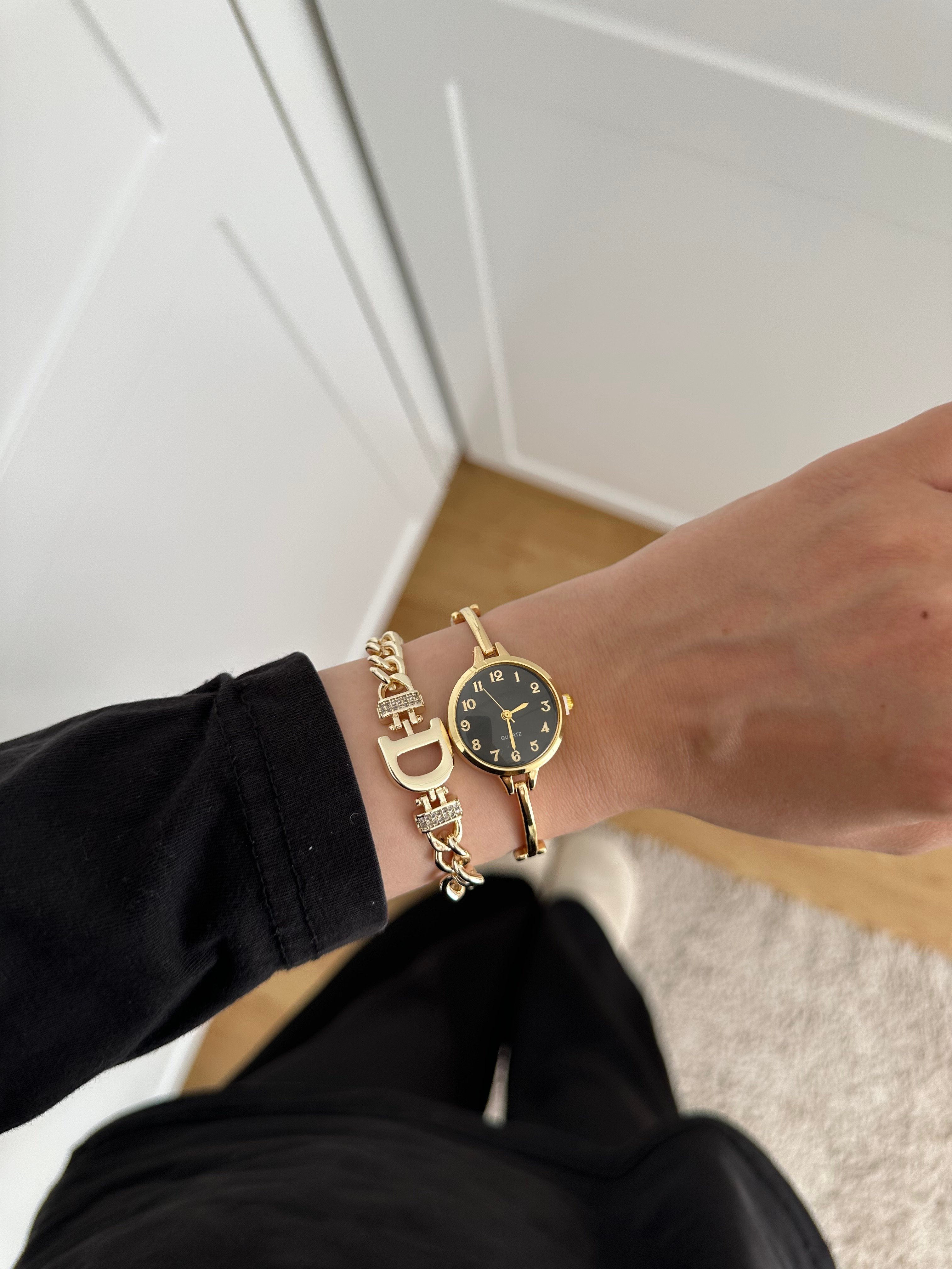 Vanessa Model Gold Siyah Renk Saat Ve Harf Bileklik Seti