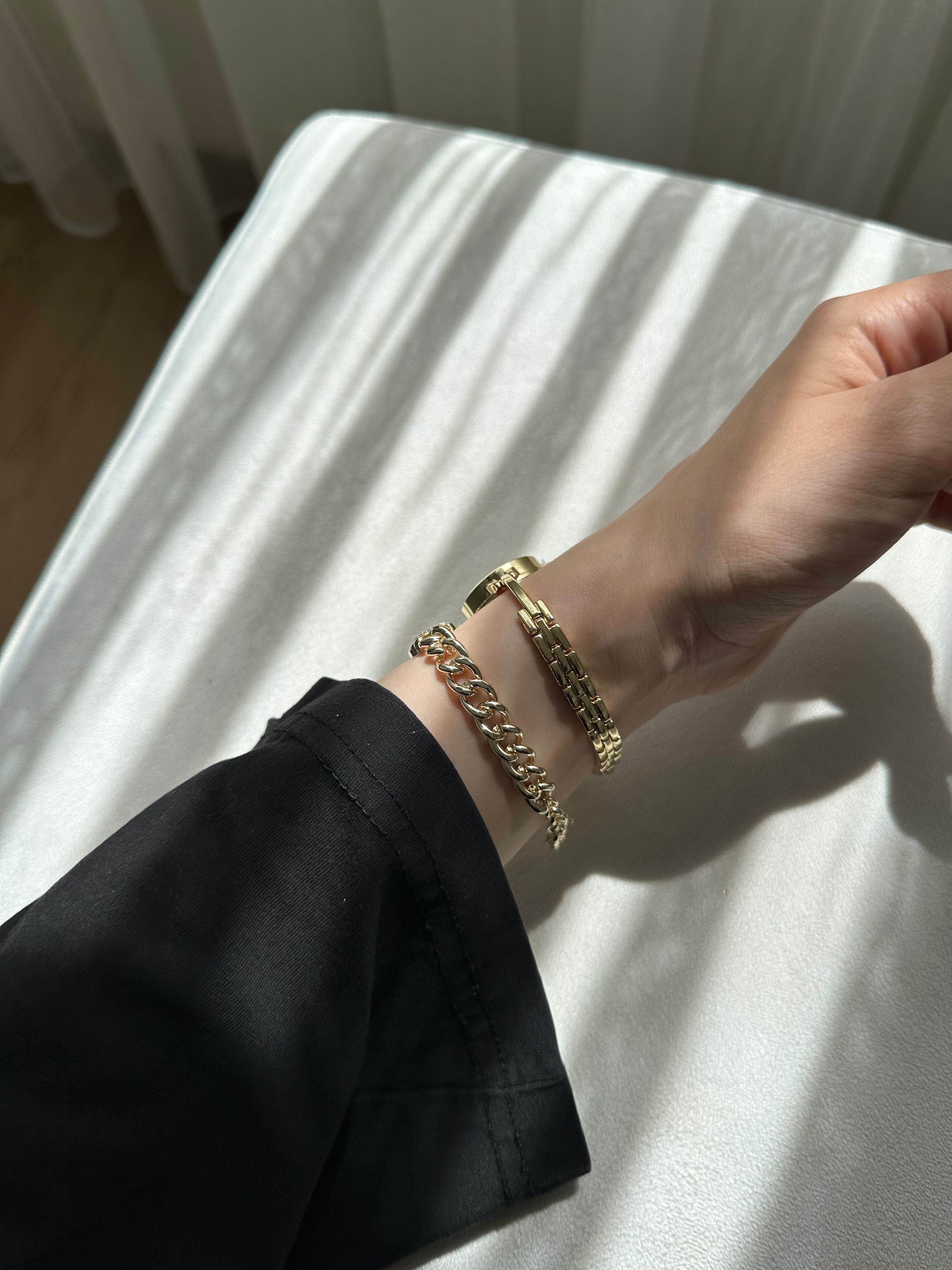 Vanessa Model Gold Saat Ve Harf  Bileklik Seti