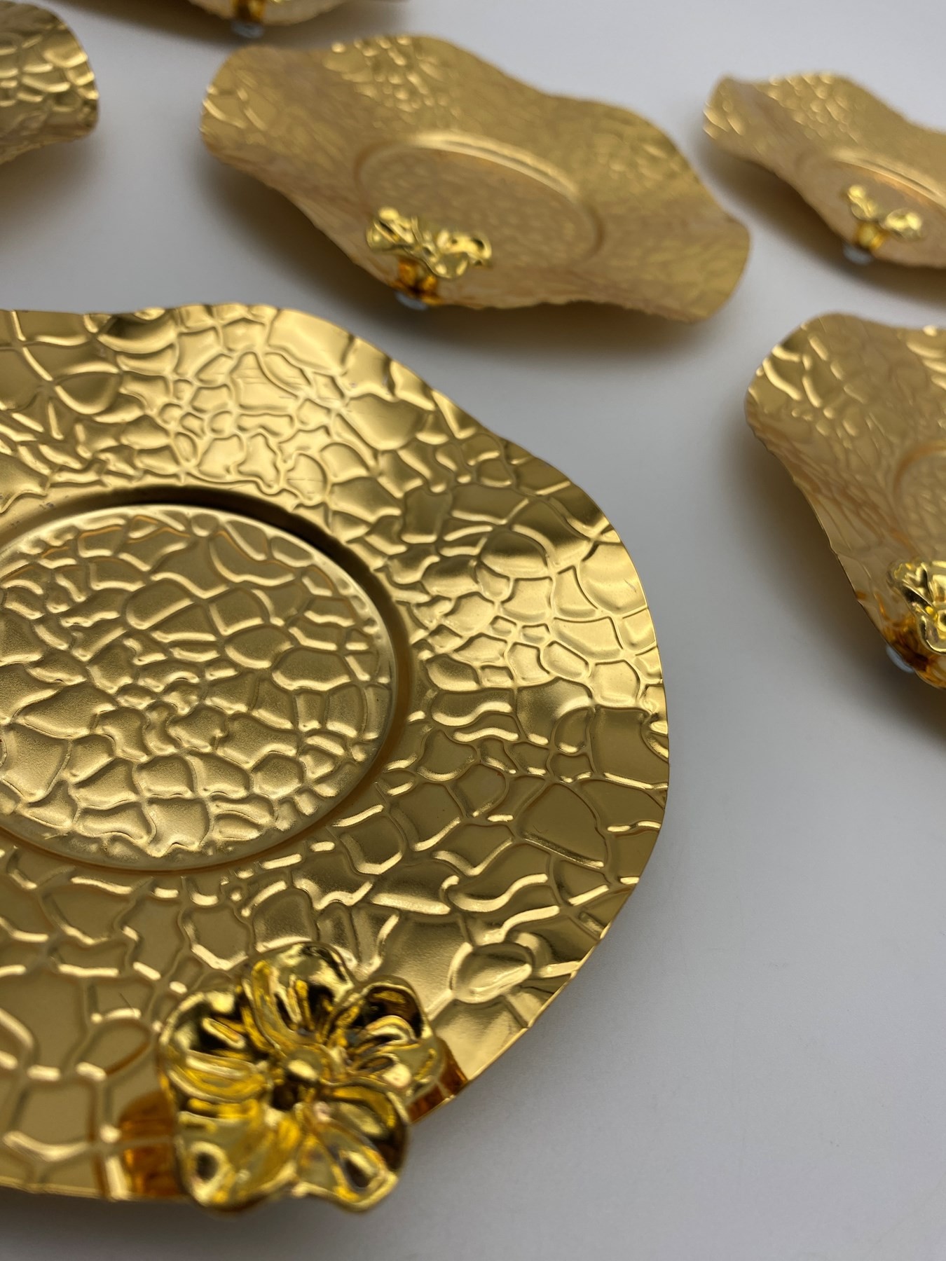 6'lı Gold Dalgalı, Kabartma Model Papatyalı Çay Tabağı Seti, Bardak Altlığı