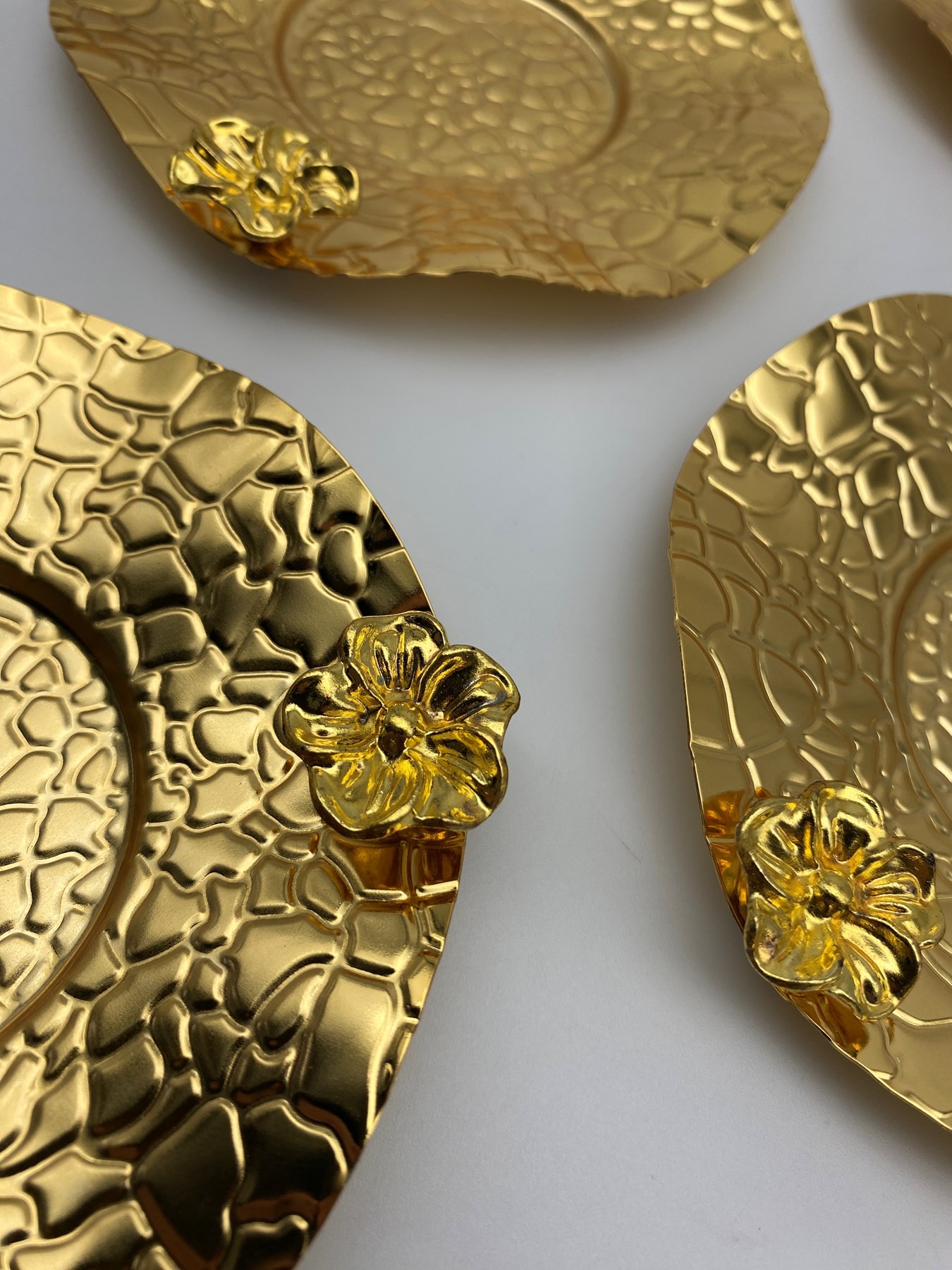 6'lı Gold Dalgalı, Kabartma Model Papatyalı Çay Tabağı Seti, Bardak Altlığı