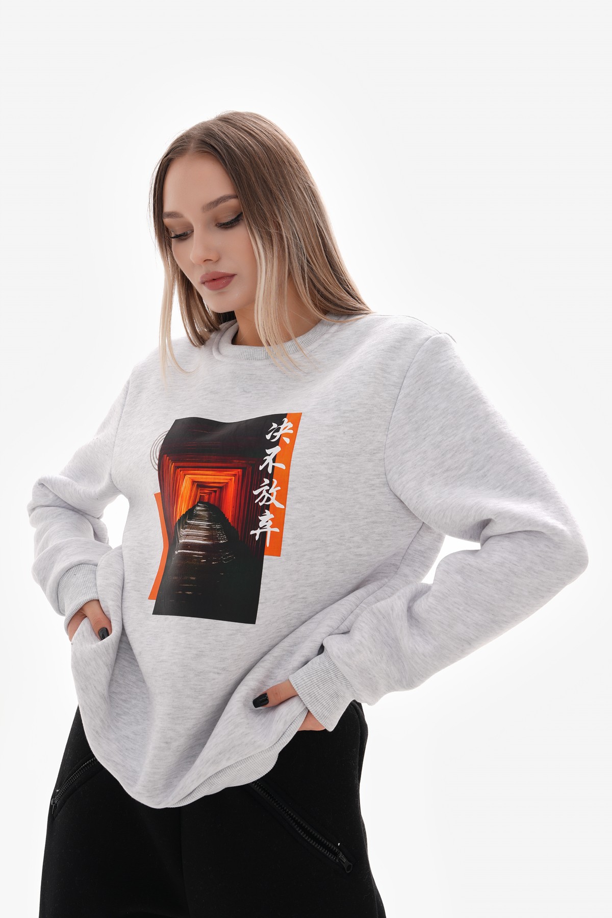 ‘Torii Serenity’ Baskılı Sıfır Yaka Sweatshirt