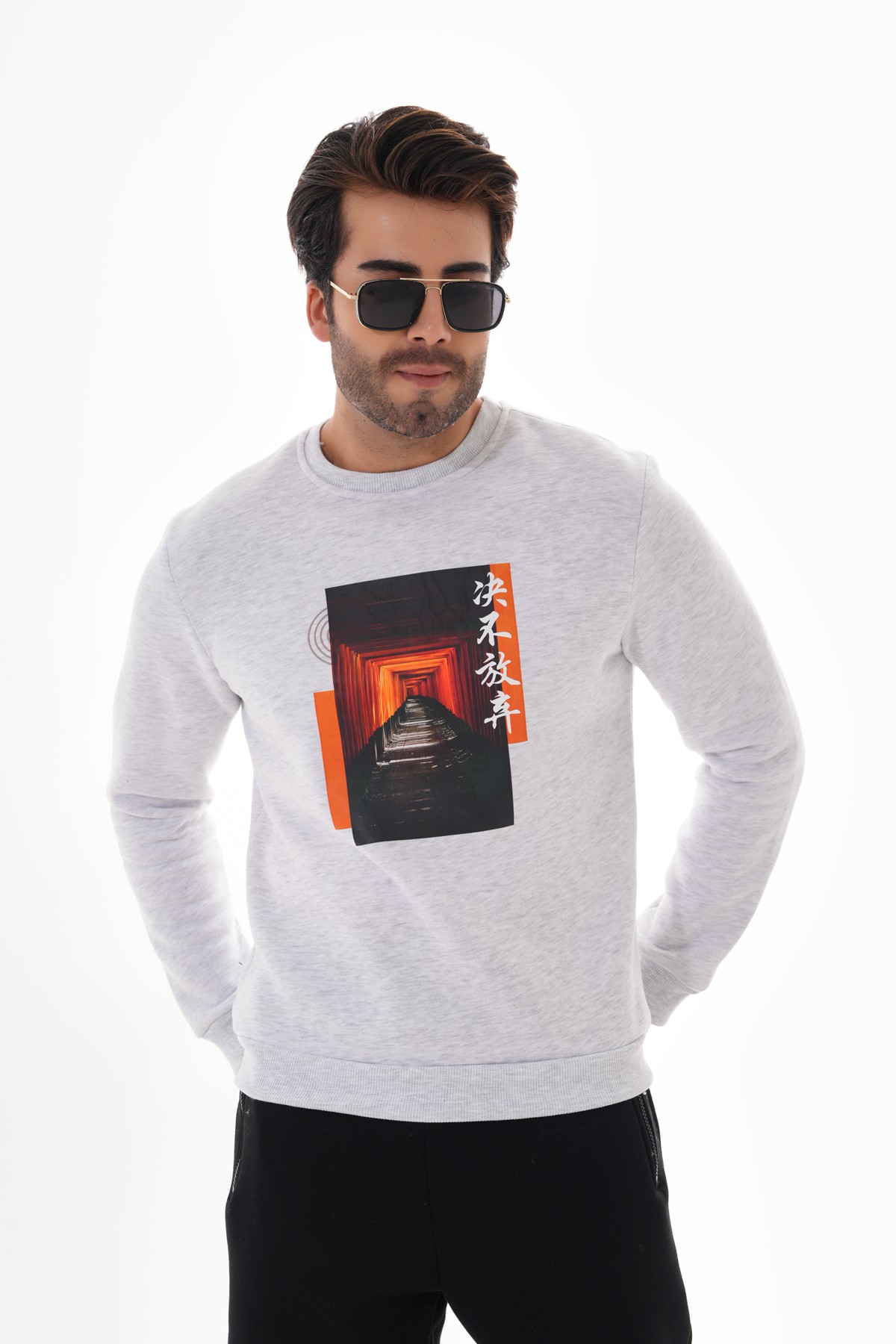 ‘Torii Serenity’ Baskılı Sıfır Yaka Sweatshirt