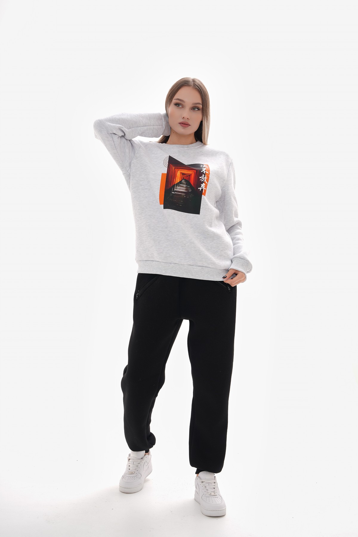 ‘Torii Serenity’ Baskılı Sıfır Yaka Sweatshirt