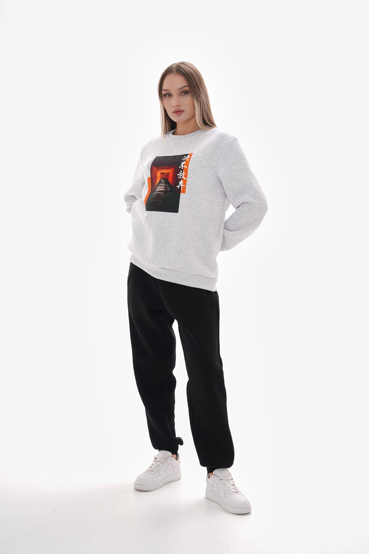 ‘Torii Serenity’ Baskılı Sıfır Yaka Sweatshirt