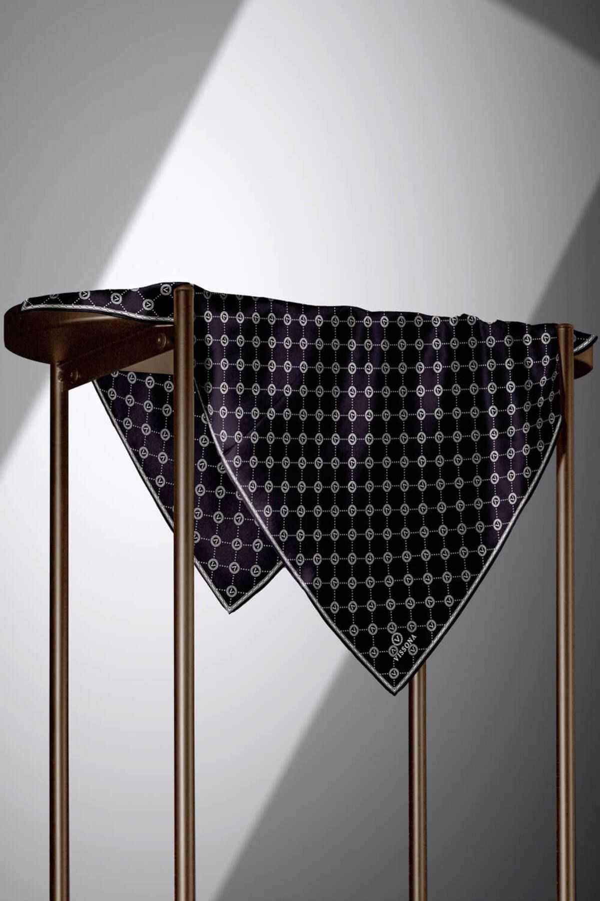 %100 Twill İpek Monogram Desenli Siyah - Krem Renkli 90x90 Eşarp Dikim Şekli : El Dikişi
