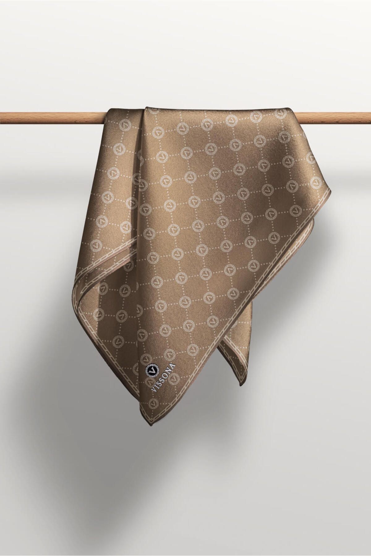 %100 Twill Ipek Monogram Desenli Sütlü Kahve Renkli 90x90 Eşarp Dikim Şekli : El Dikişi