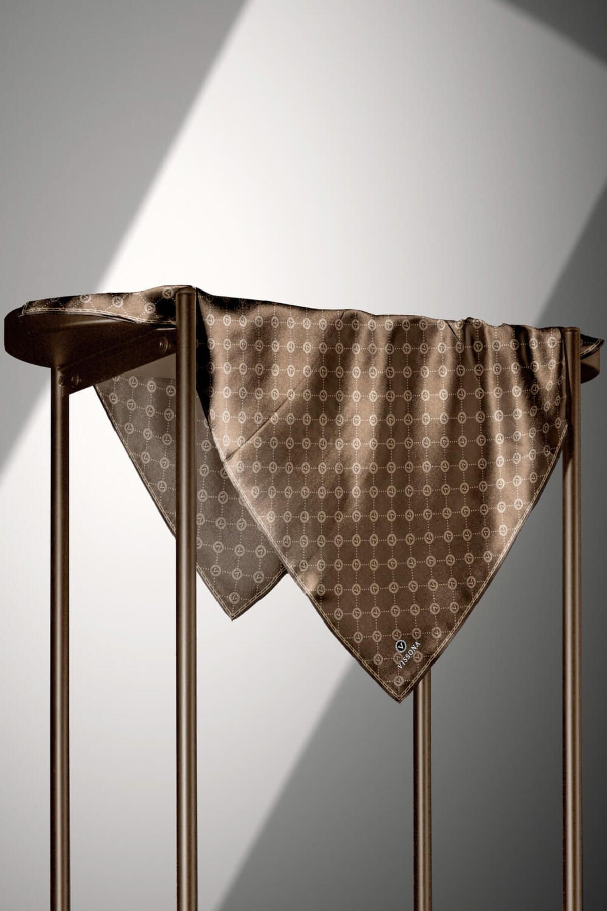 %100 Twill Ipek Monogram Desenli Sütlü Kahve Renkli 90x90 Eşarp Dikim Şekli : El Dikişi