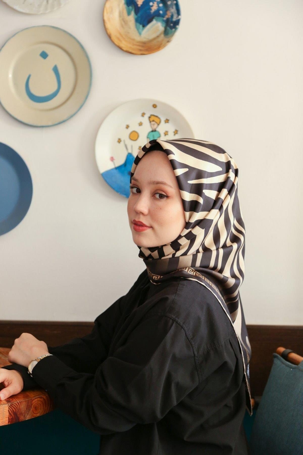 Yeni Sezon Zebra Desen Trend Polyester 90x90 Twill (TİVİL) Eşarp Modeli Tesettür Nağme Ldt14