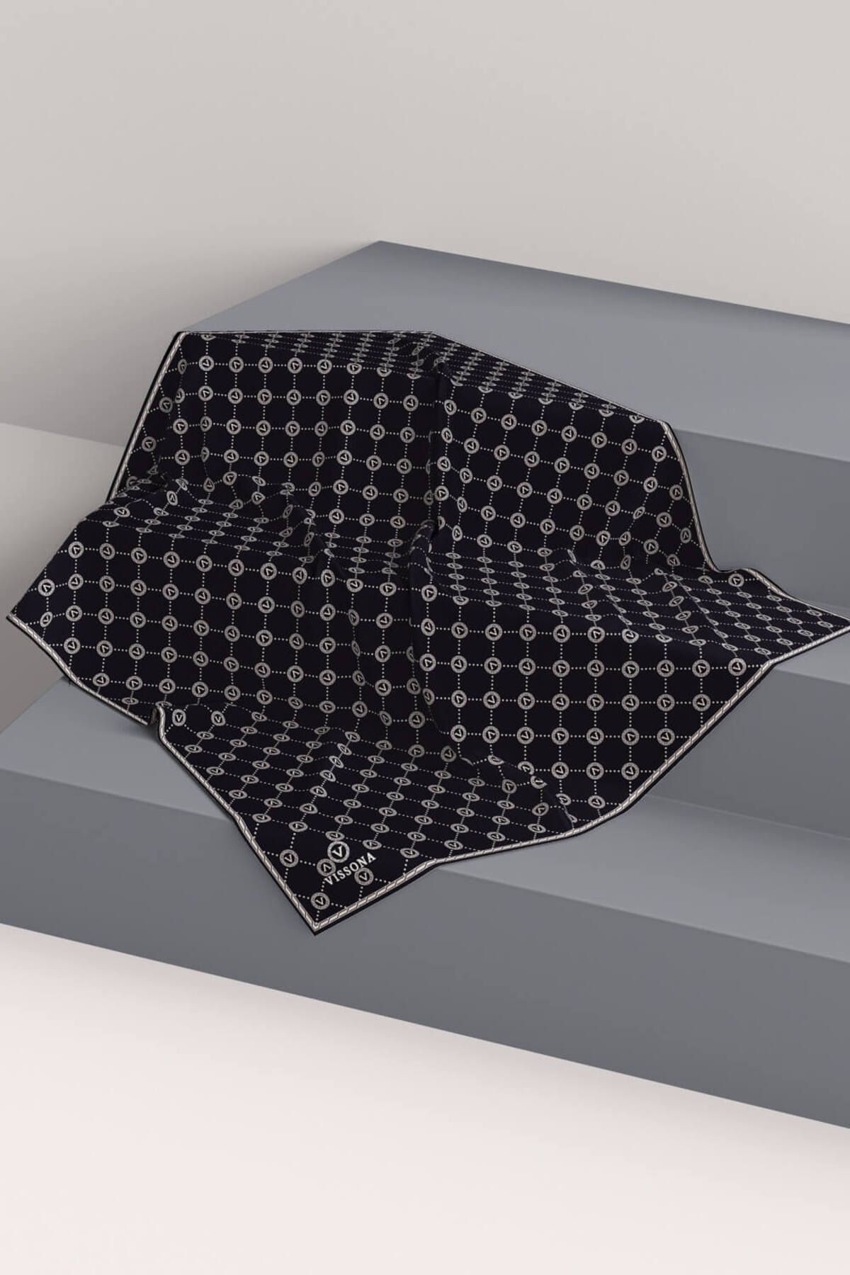 %100 Twill İpek Monogram Desenli Siyah - Krem Renkli 90x90 Eşarp Dikim Şekli : El Dikişi