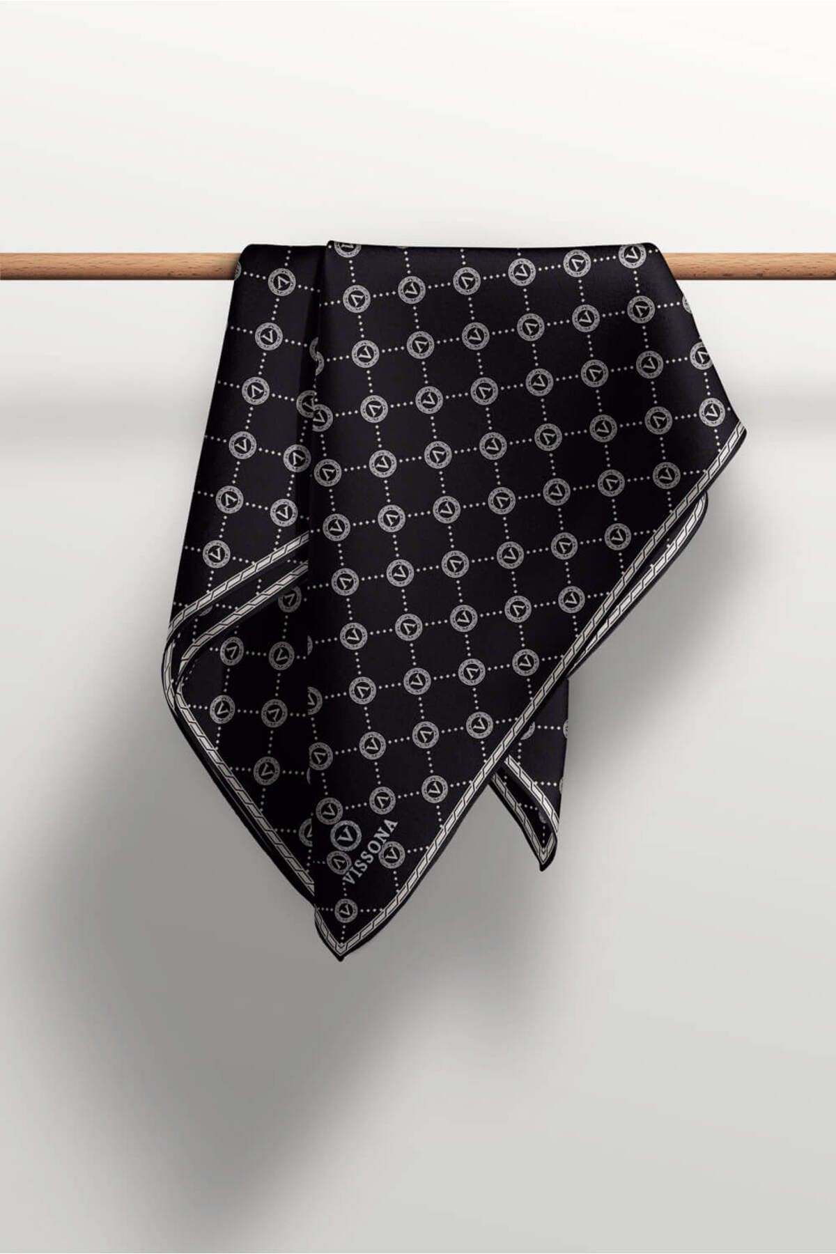 %100 Twill İpek Monogram Desenli Siyah - Krem Renkli 90x90 Eşarp Dikim Şekli : El Dikişi