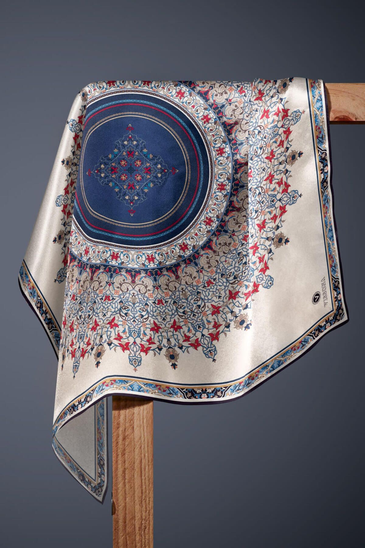%100 Twill İpek Şal Desenli Lacivert Renkli 90x90 Eşarp Dikim Şekli : El Dikişi