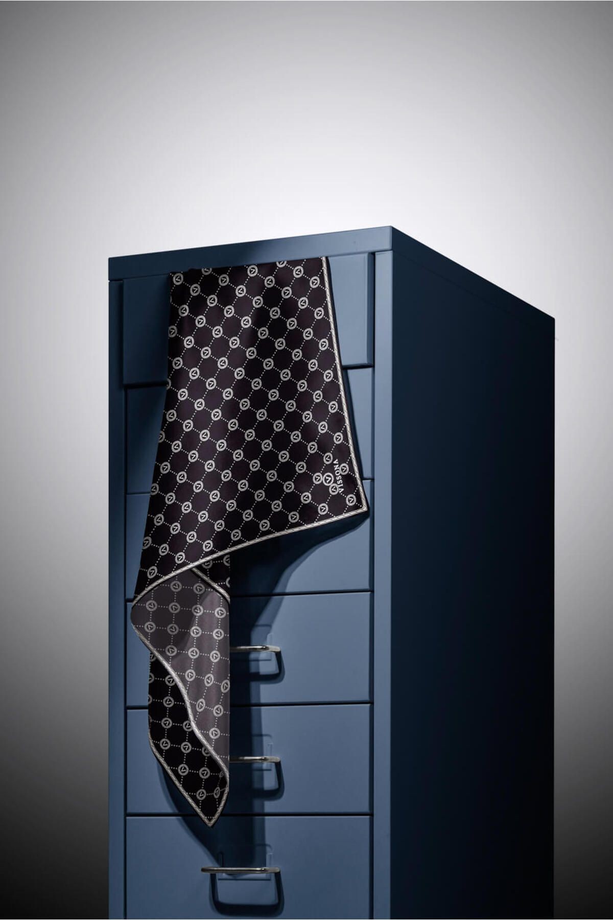 %100 Twill İpek Monogram Desenli Siyah - Krem Renkli 90x90 Eşarp Dikim Şekli : El Dikişi