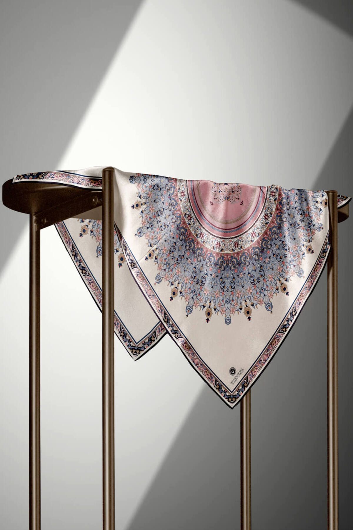 %100 Twill İpek Şal Desenli Pudra Renkli 90x90 Eşarp Dikim Şekli : El Dikişi