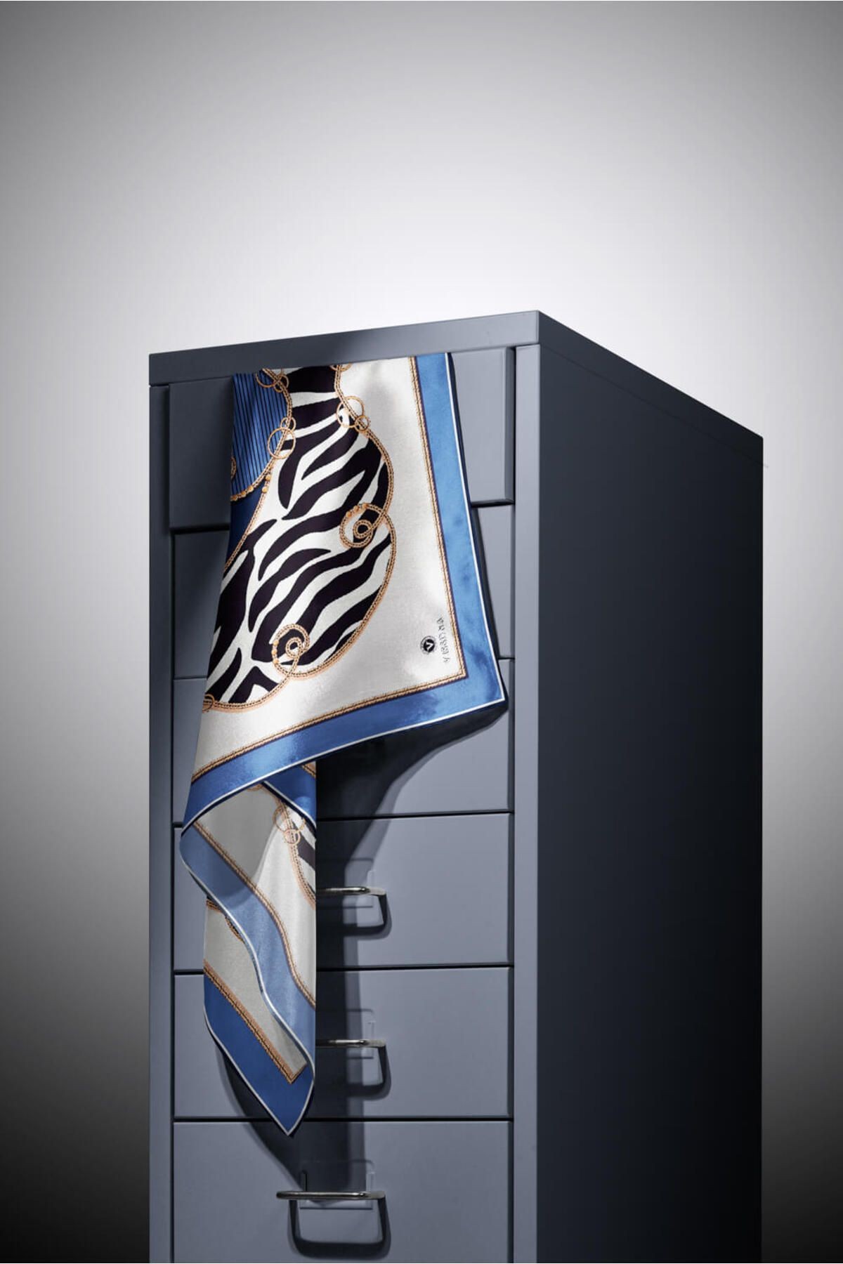 %100 Twill Ipek Zincirli Ve Zebra Desenli Indigo - Lacivert Renkli 90x90 Eşarp Dikim Şekli : El Diki