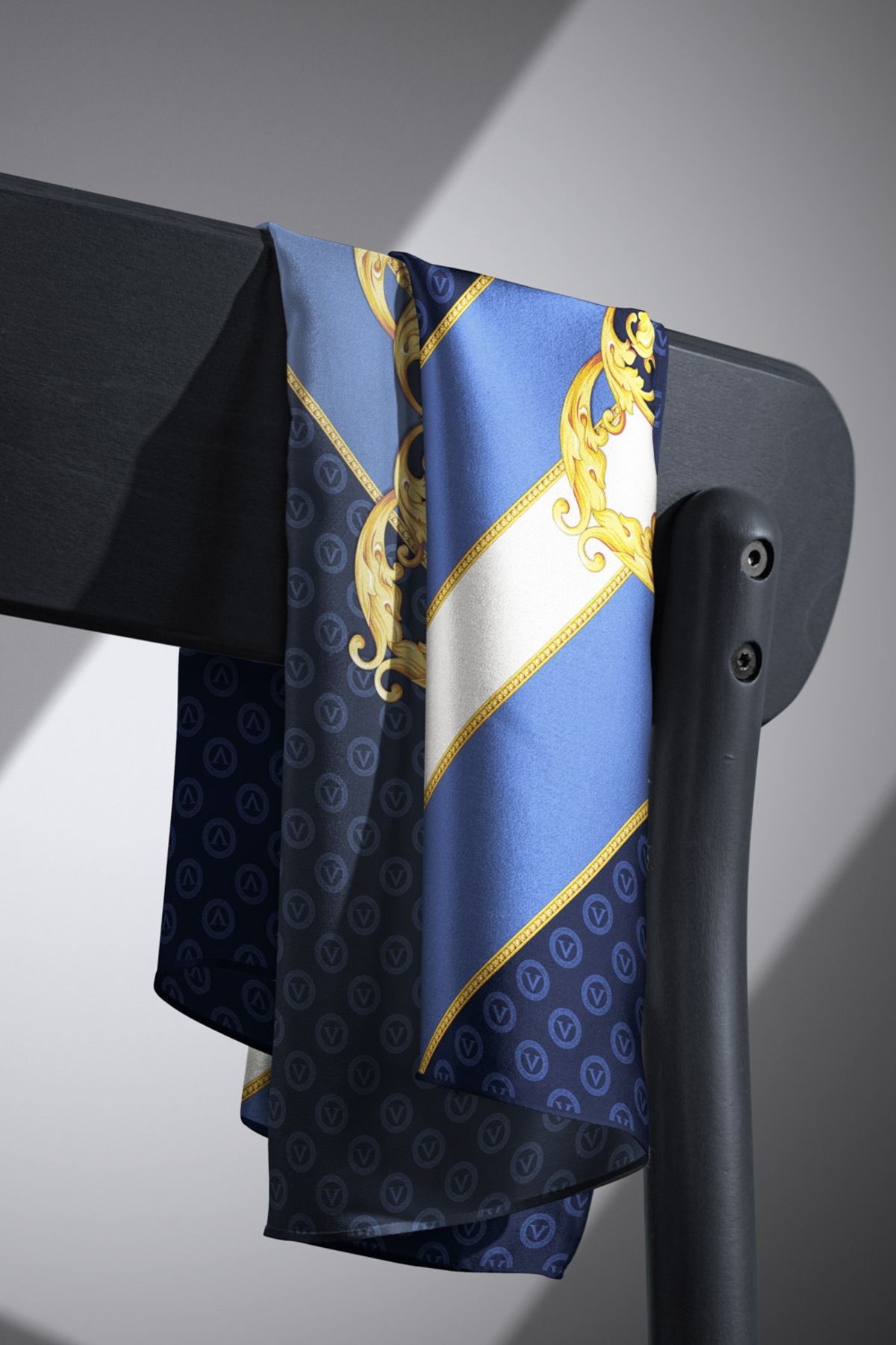 %100 Twill İpek Monogram Ve Barok Desenli Lacivert - İndigo  Renkli 90x90 Eşarp Dikim Şekli : El Dik