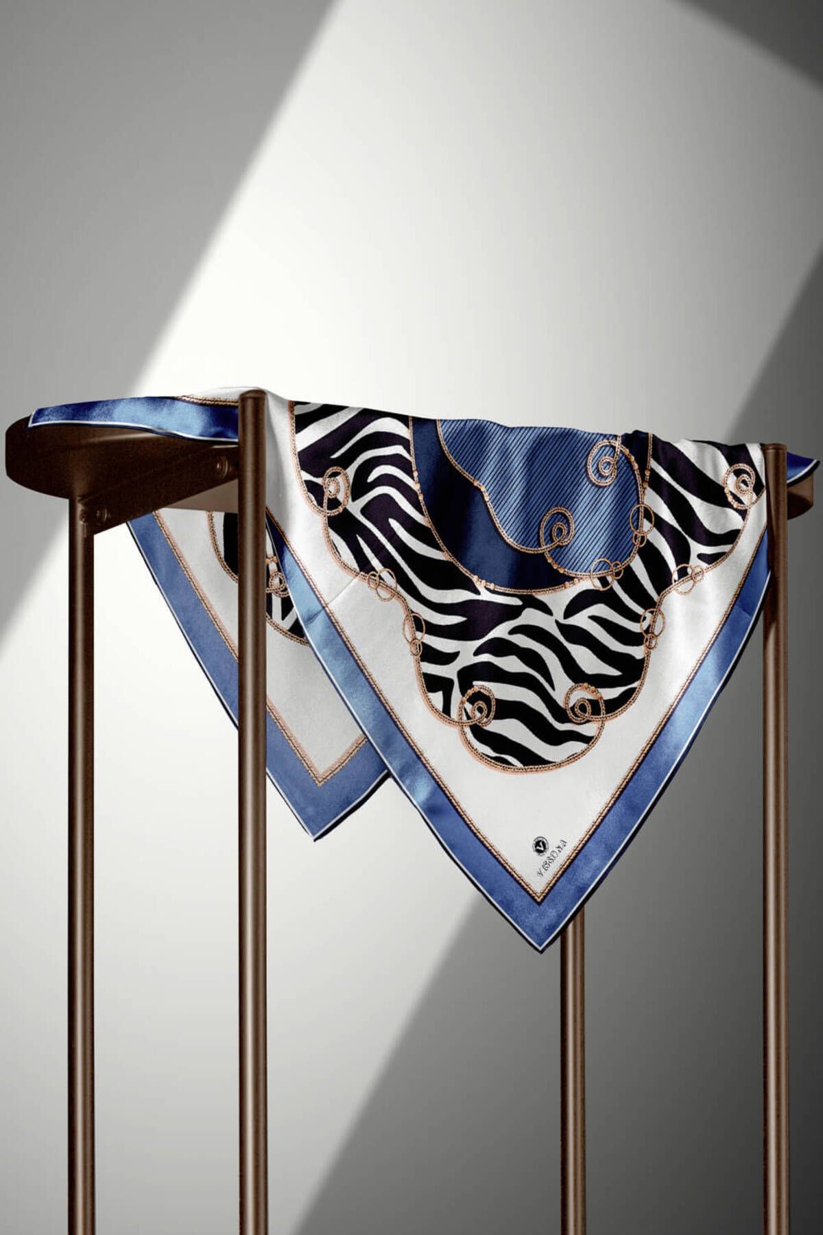 %100 Twill Ipek Zincirli Ve Zebra Desenli Indigo - Lacivert Renkli 90x90 Eşarp Dikim Şekli : El Diki