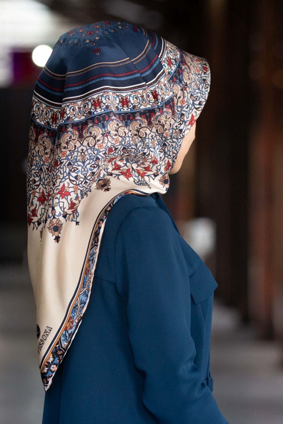 %100 Twill İpek Şal Desenli Lacivert Renkli 90x90 Eşarp Dikim Şekli : El Dikişi
