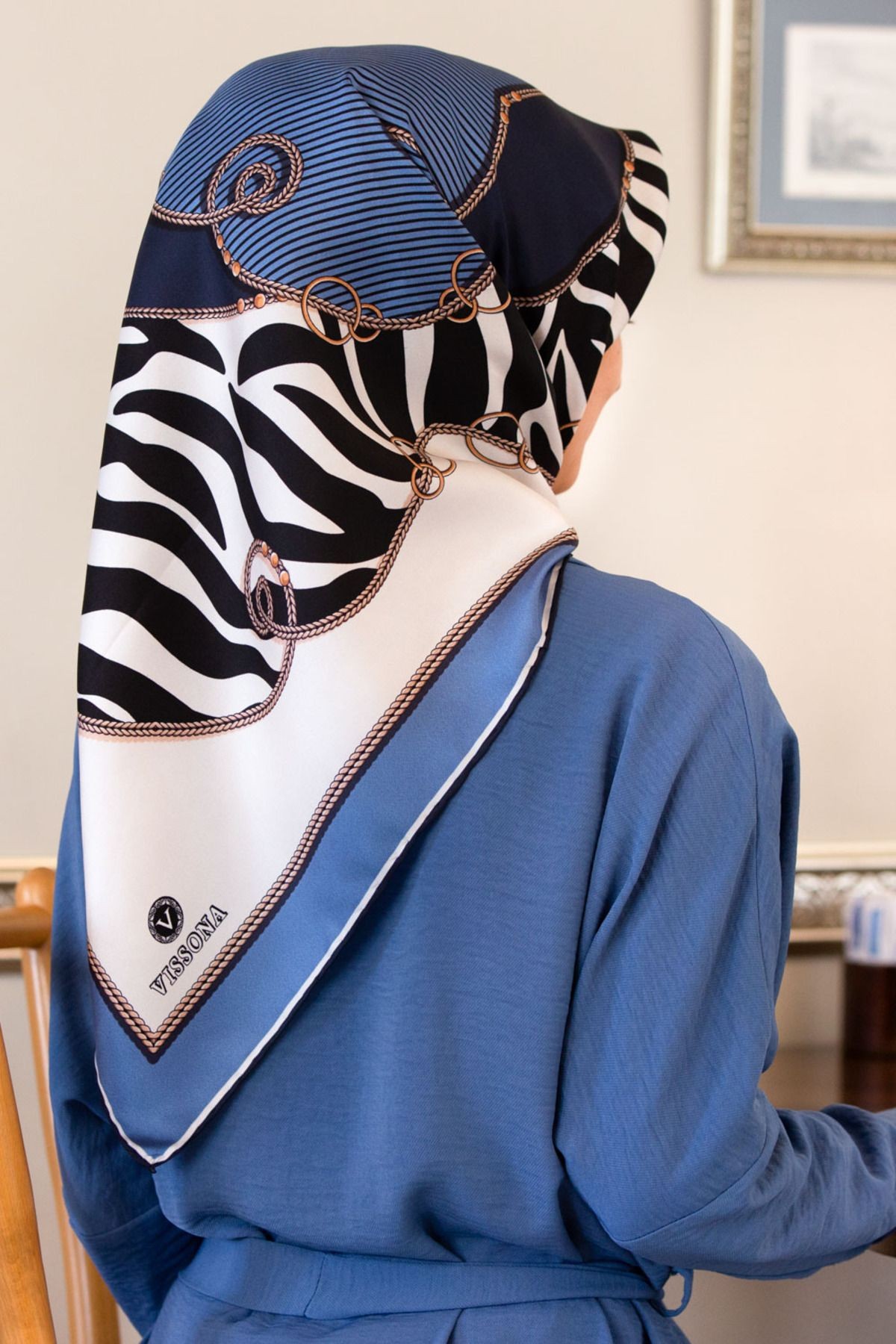 %100 Twill Ipek Zincirli Ve Zebra Desenli Indigo - Lacivert Renkli 90x90 Eşarp Dikim Şekli : El Diki