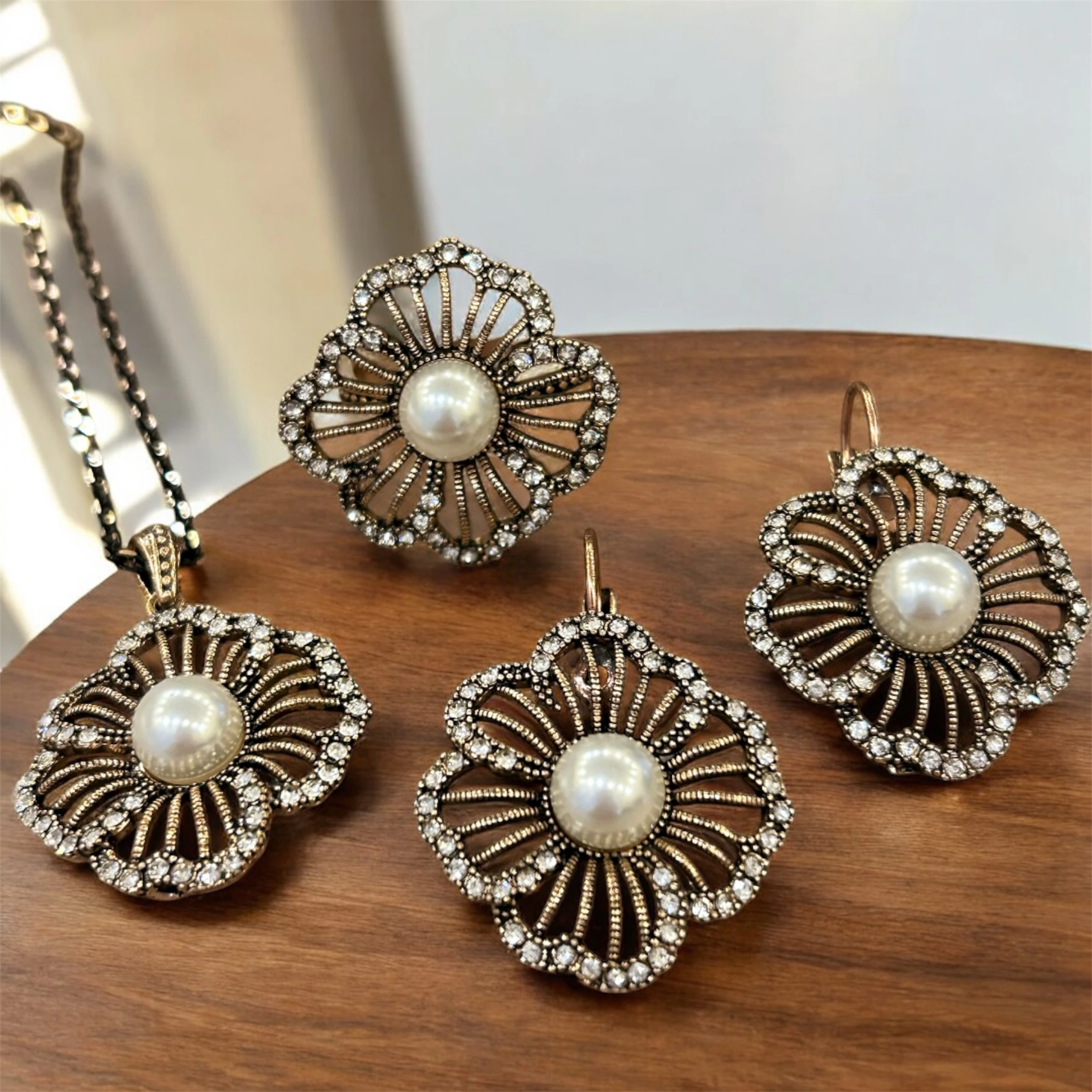 Telkari işi İncili ve Taşlı Kolye Küpe Yüzük Seti