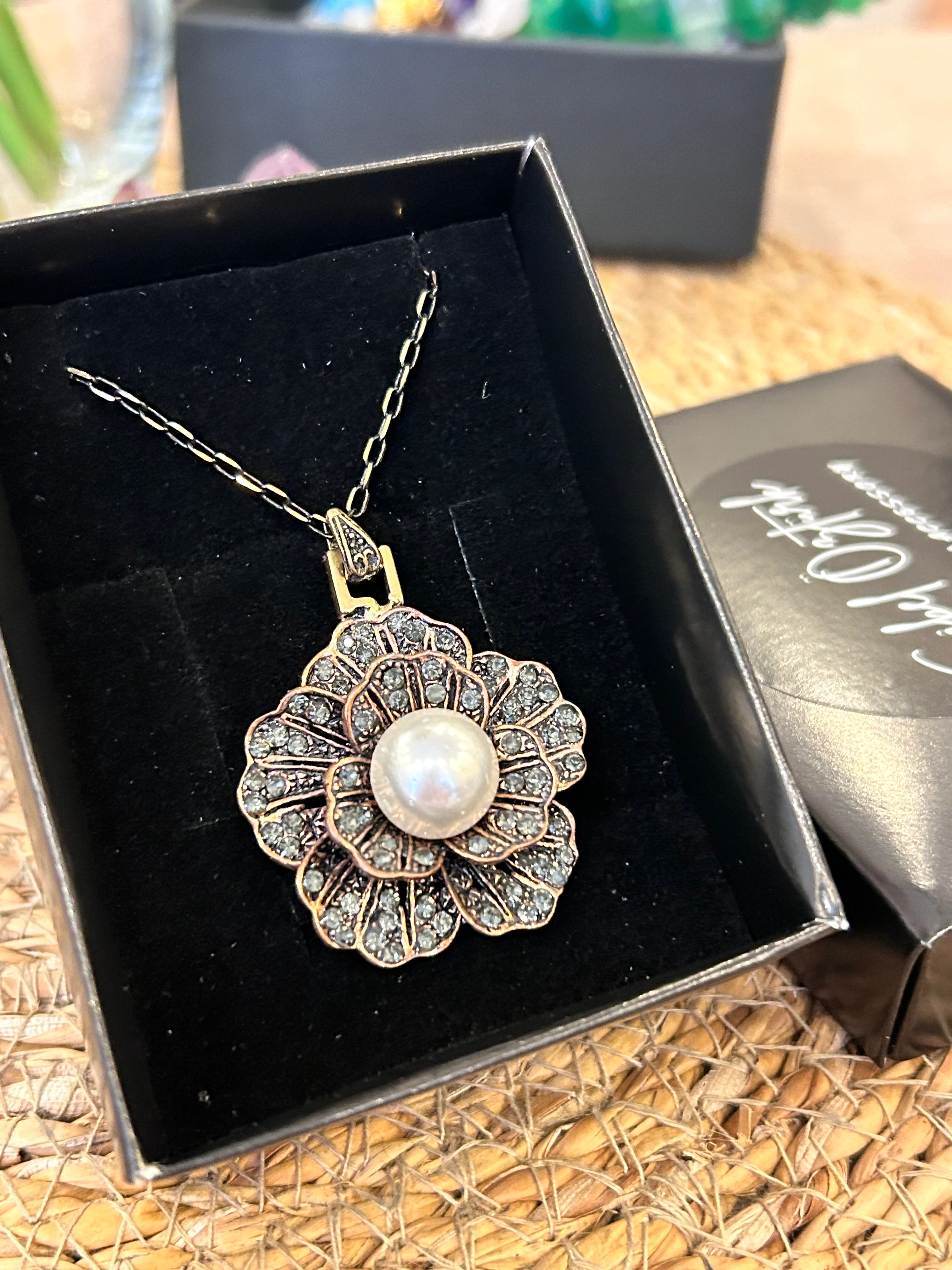 Taşlı ve İncili Çiçek Kolye