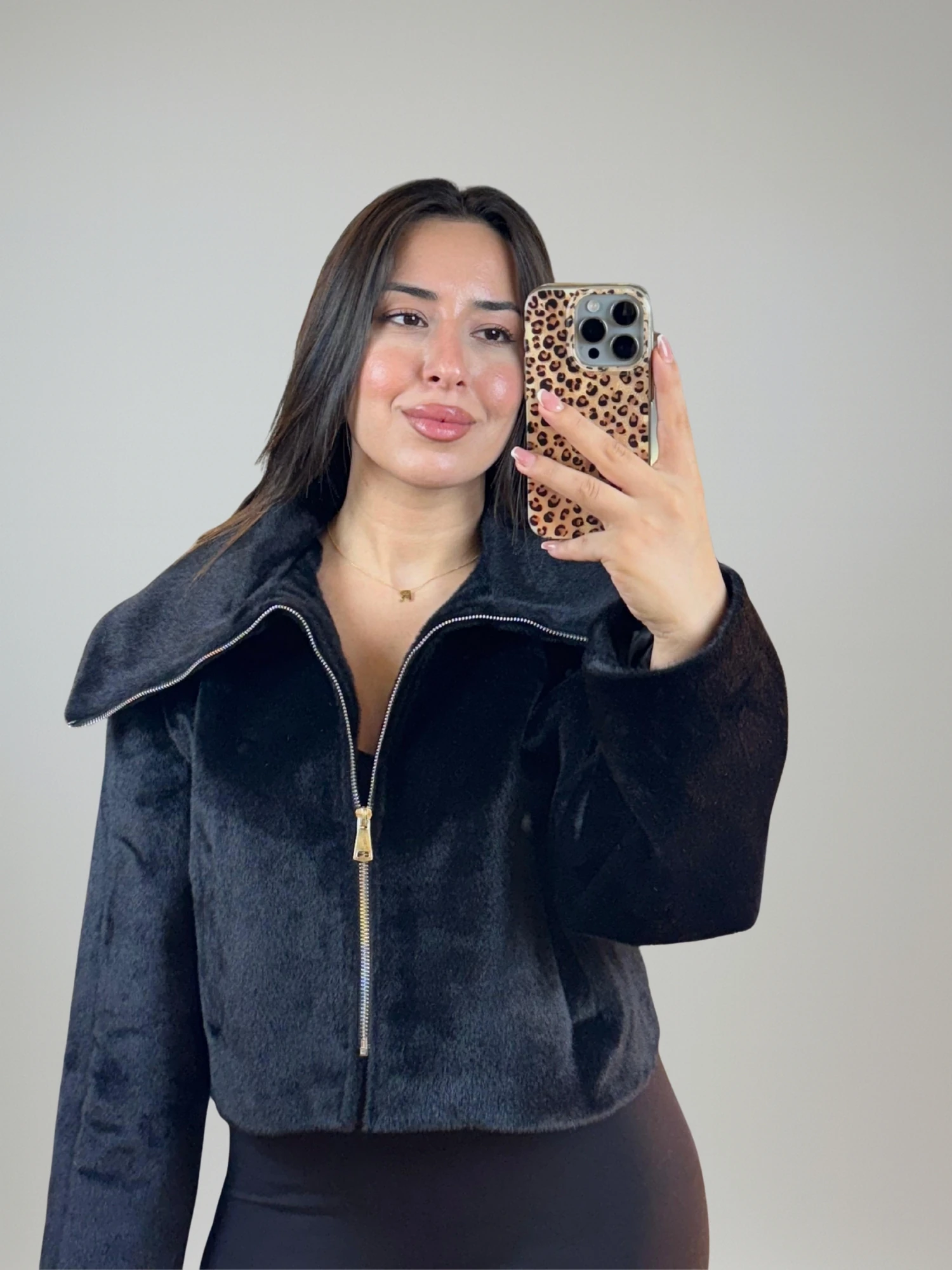 Boydan Fermuarlı Siyah Kısa Kürk