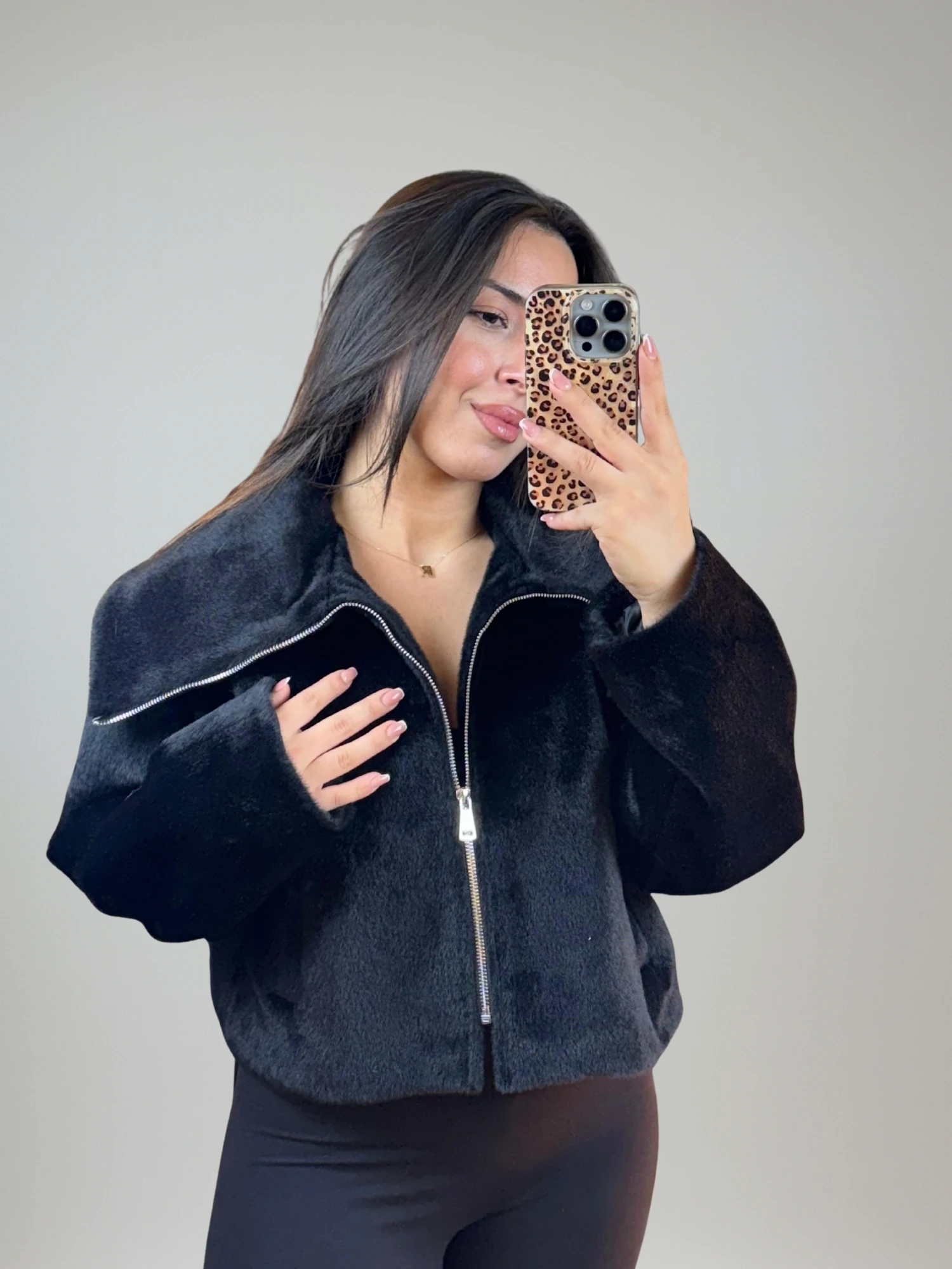 Boydan Fermuarlı Siyah Kısa Kürk