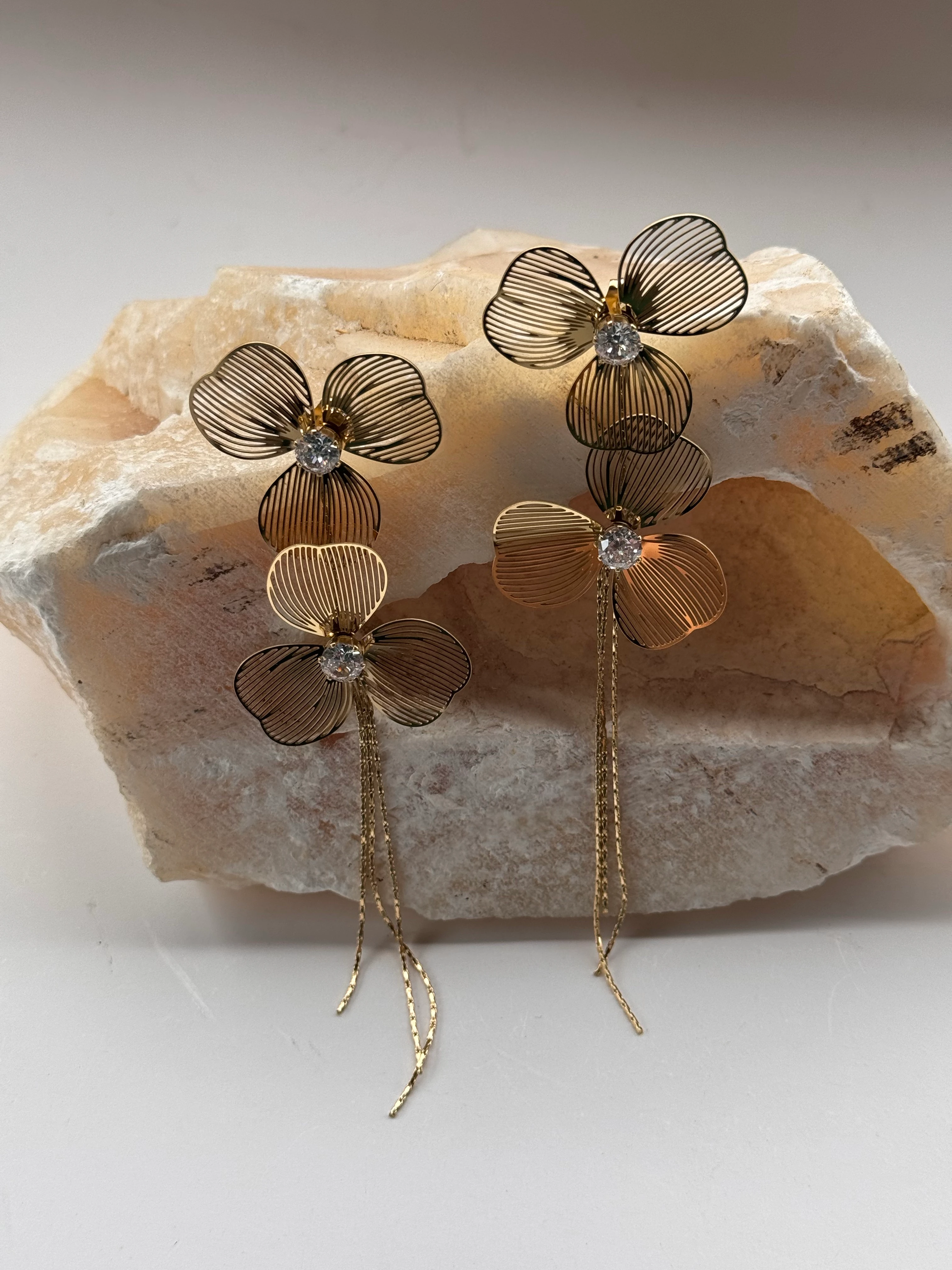 Yonca Sallantılı Küpe