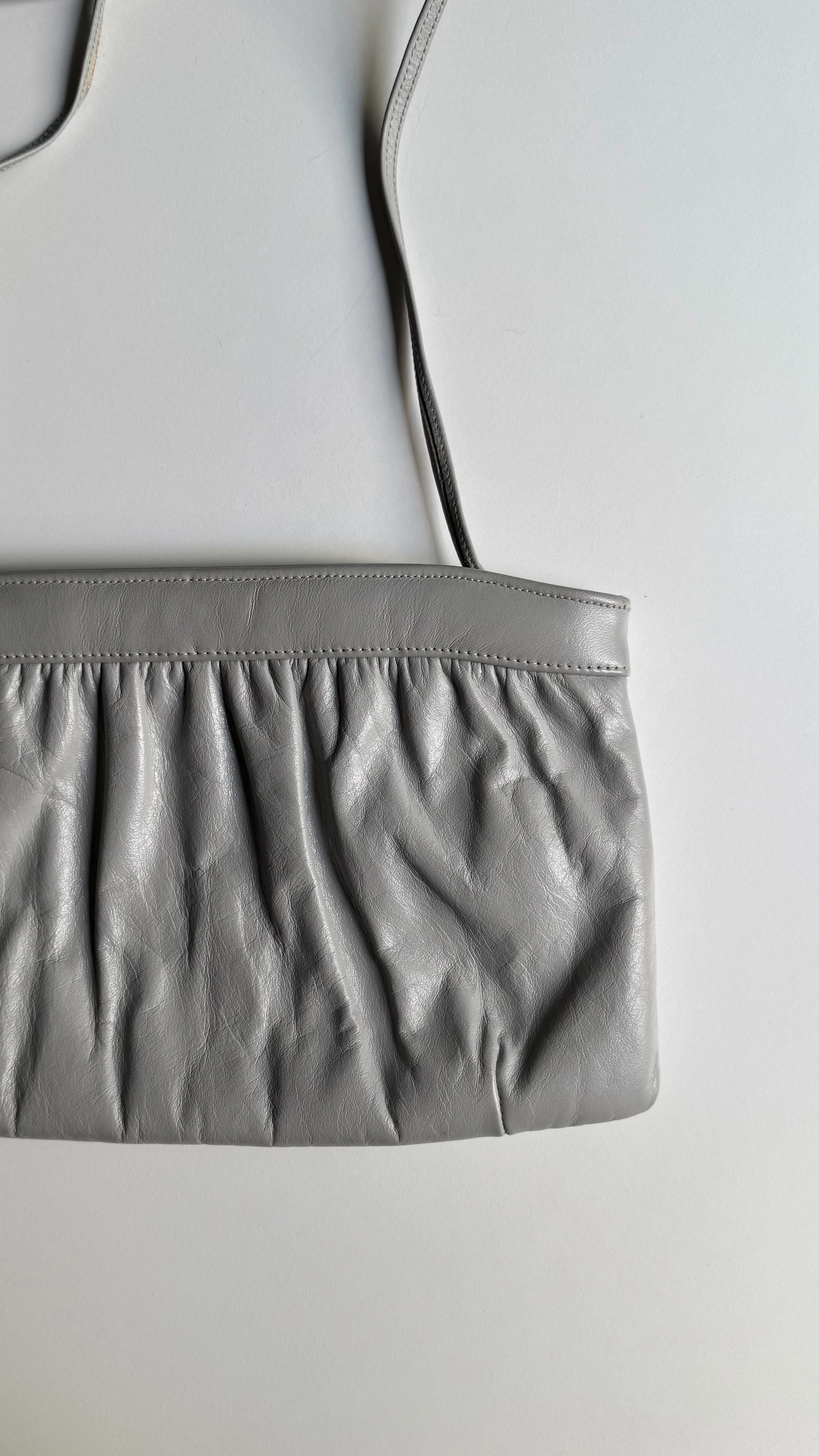 Gri Deri Pileli Askılı Çanta 