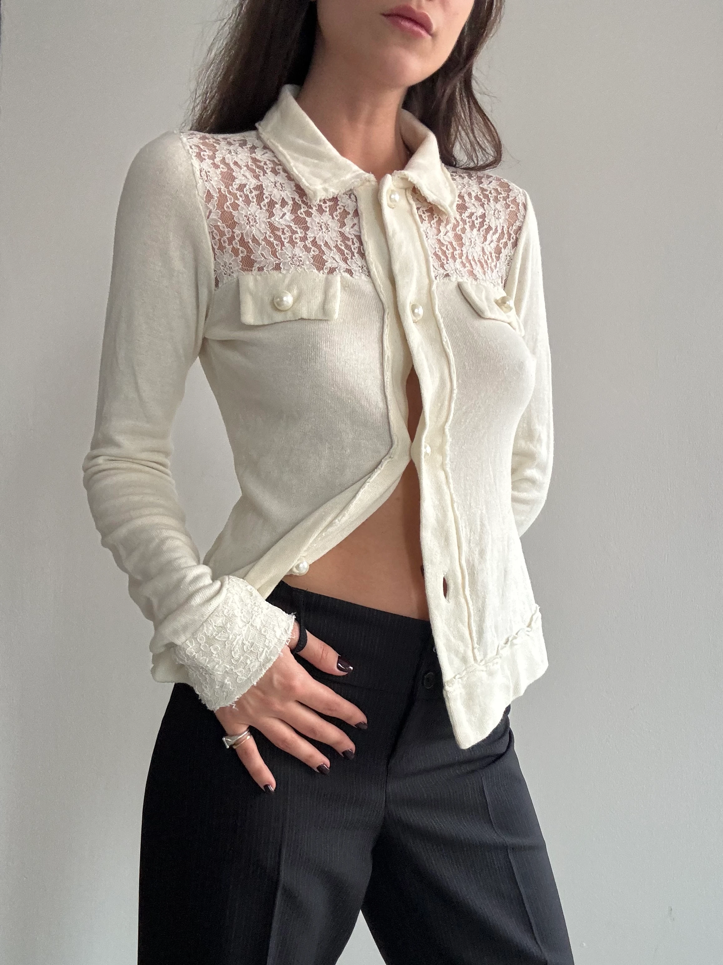 Dantel Detaylı İnci Düğmeli Gömlek 