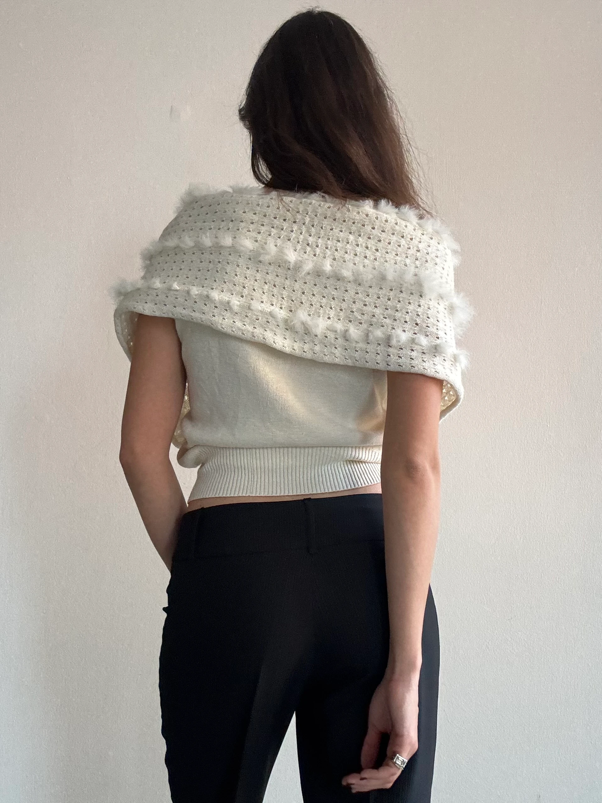 Tüy Detaylı Krem Triko Üst 