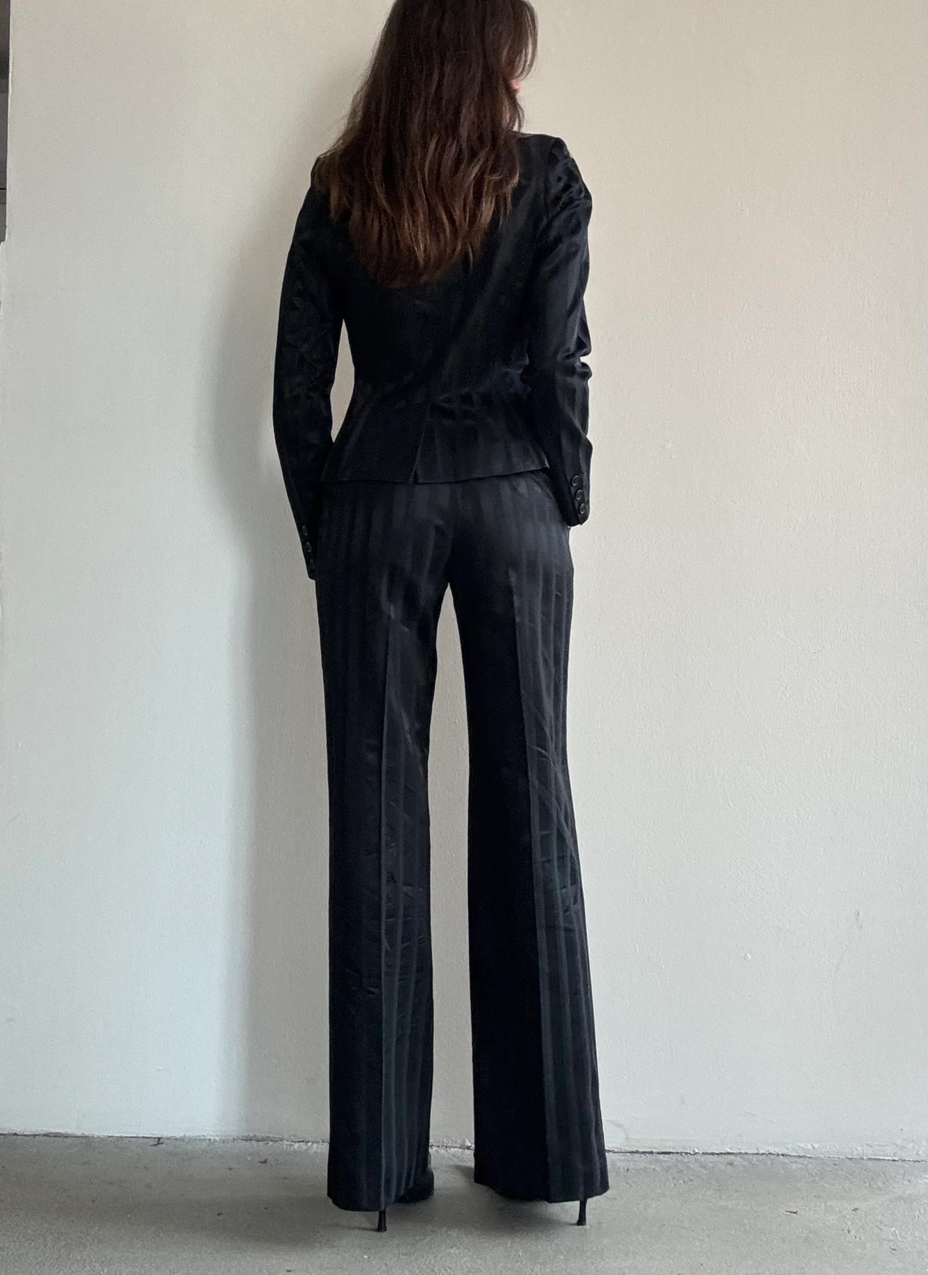 Saten Dokulu Siyah Takım Elbise 