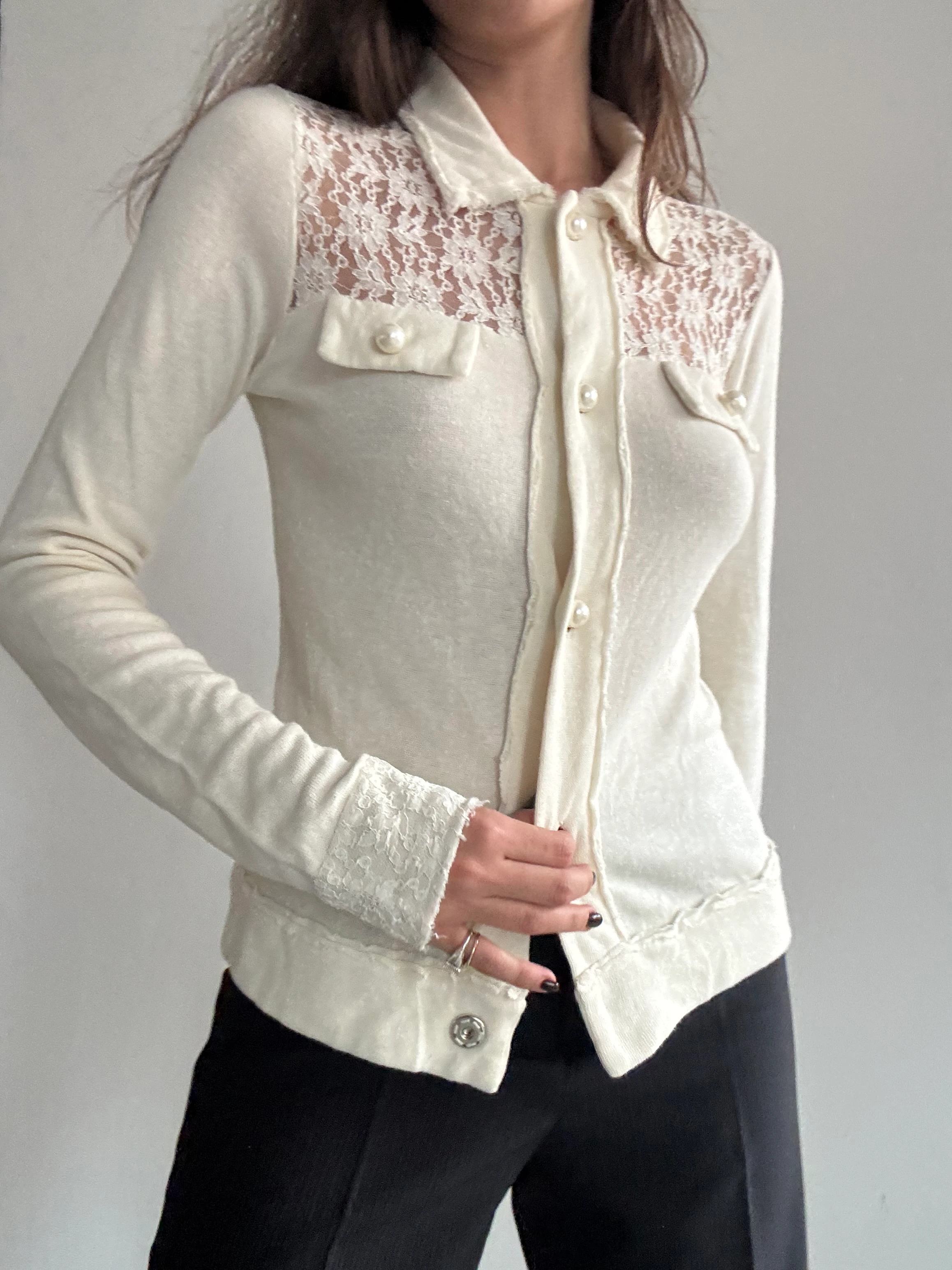 Dantel Detaylı İnci Düğmeli Gömlek 