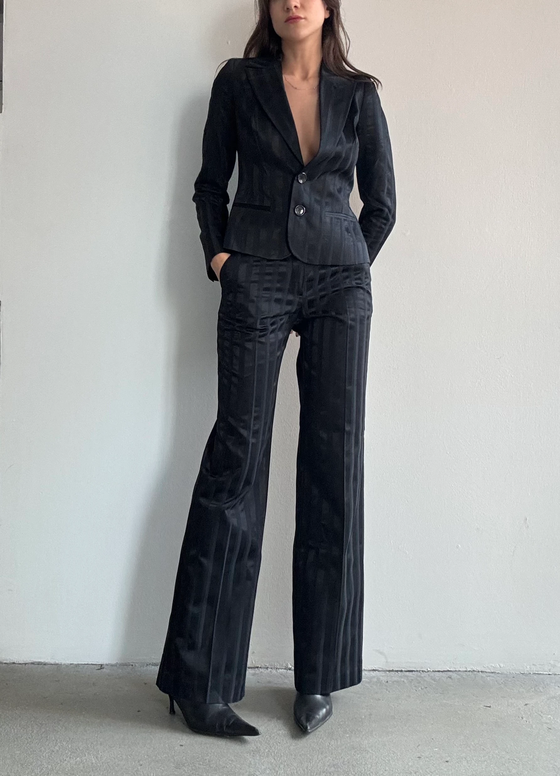 Saten Dokulu Siyah Takım Elbise 