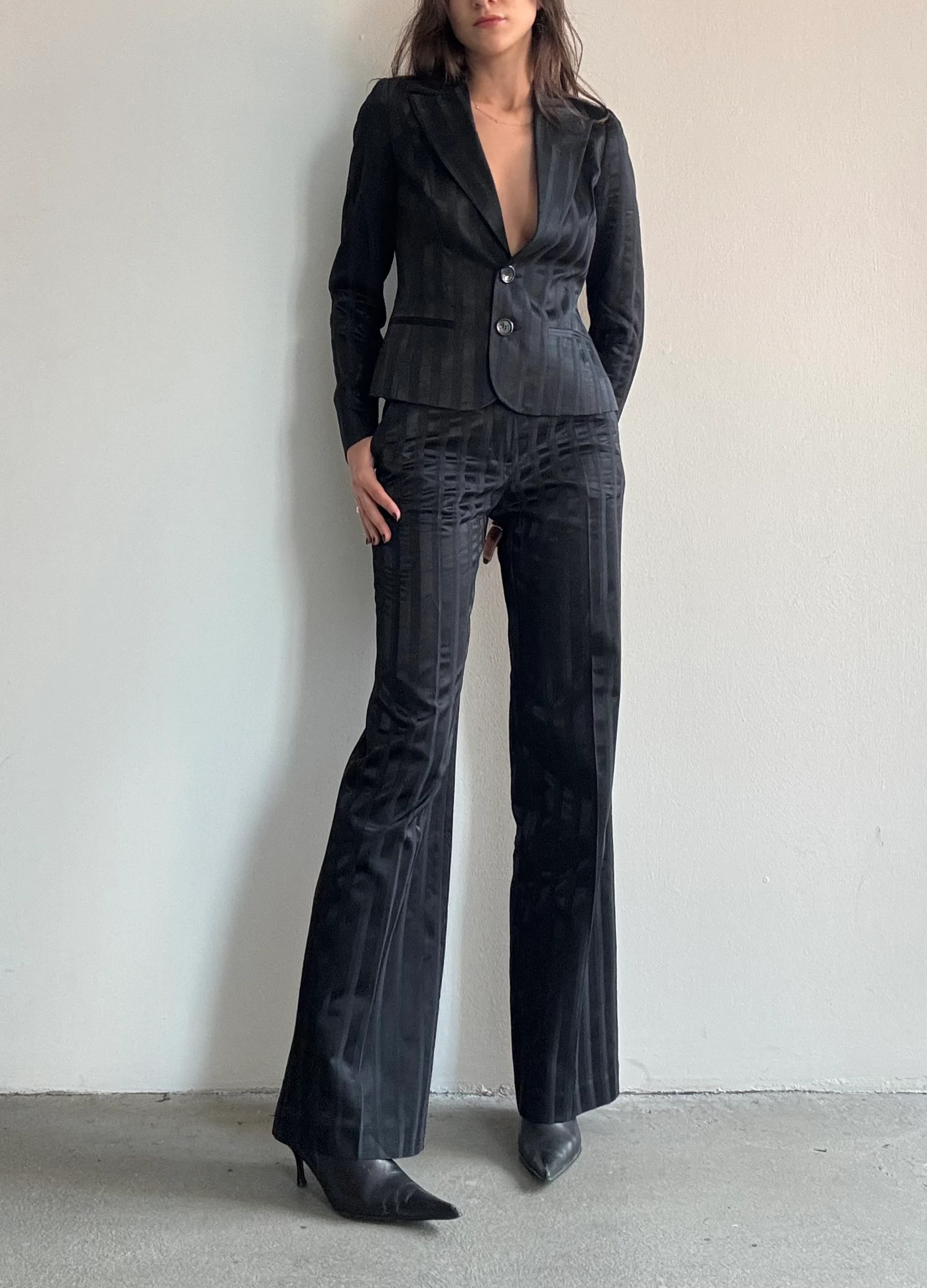 Saten Dokulu Siyah Takım Elbise 