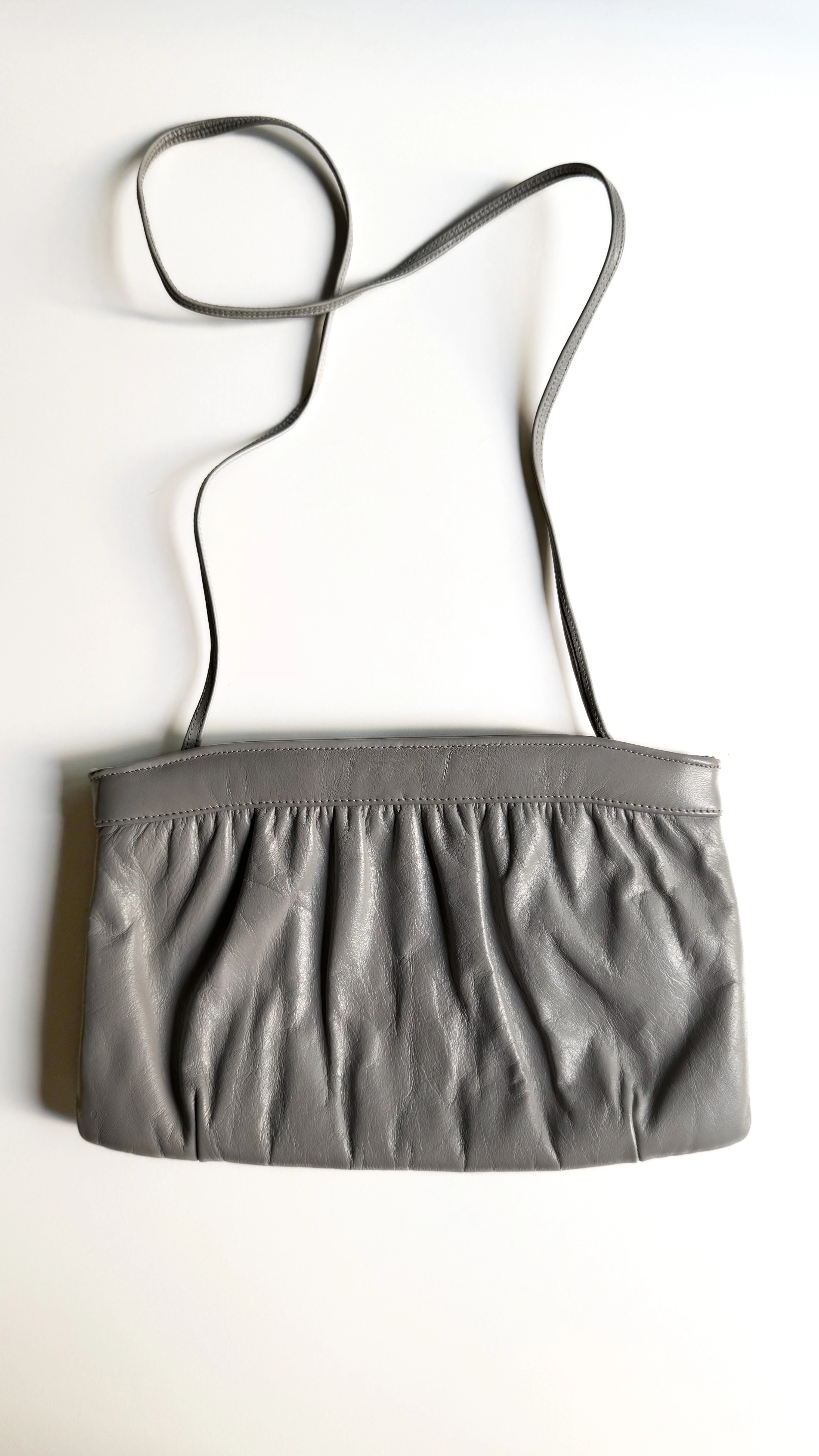 Gri Deri Pileli Askılı Çanta 