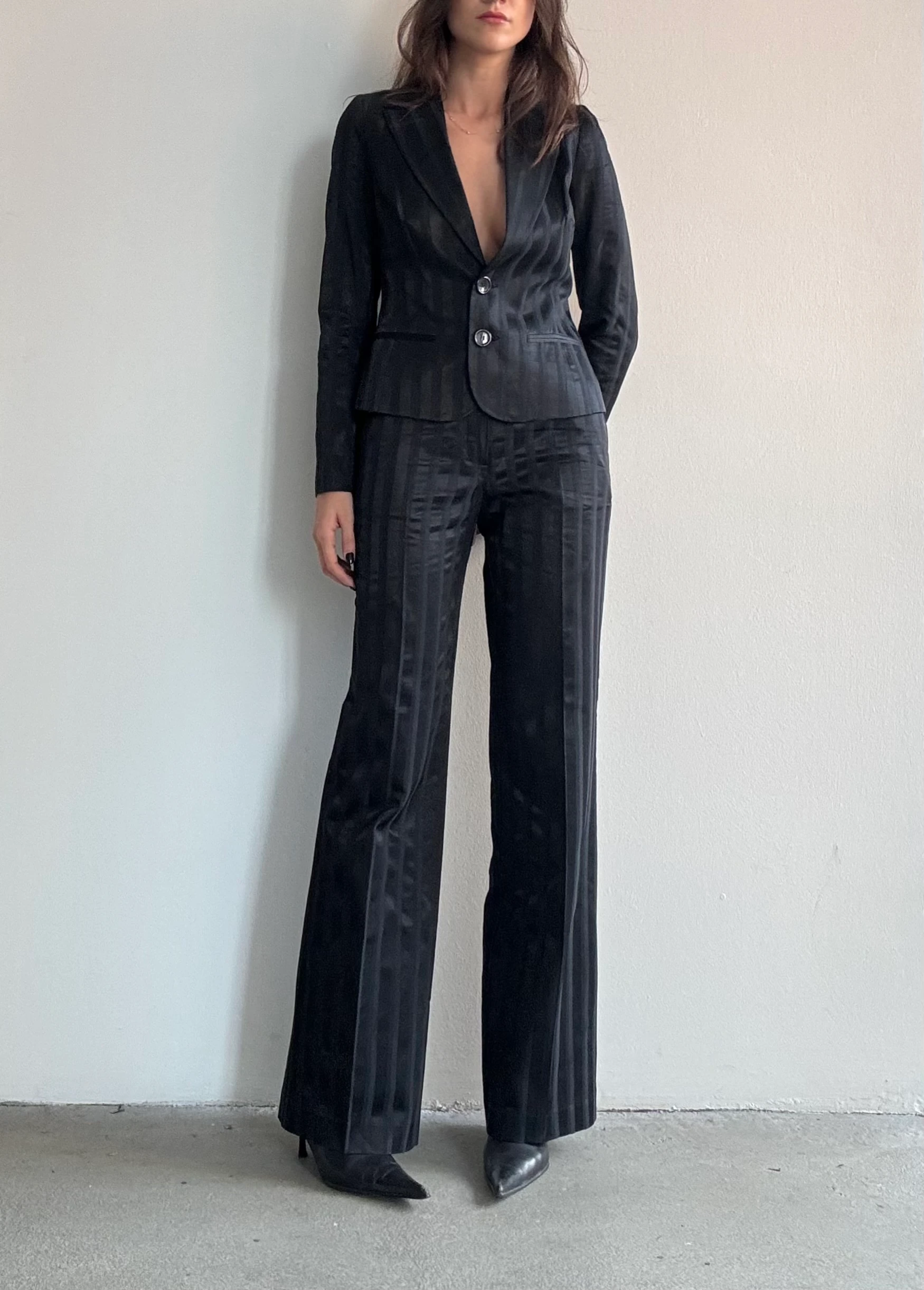 Saten Dokulu Siyah Takım Elbise 