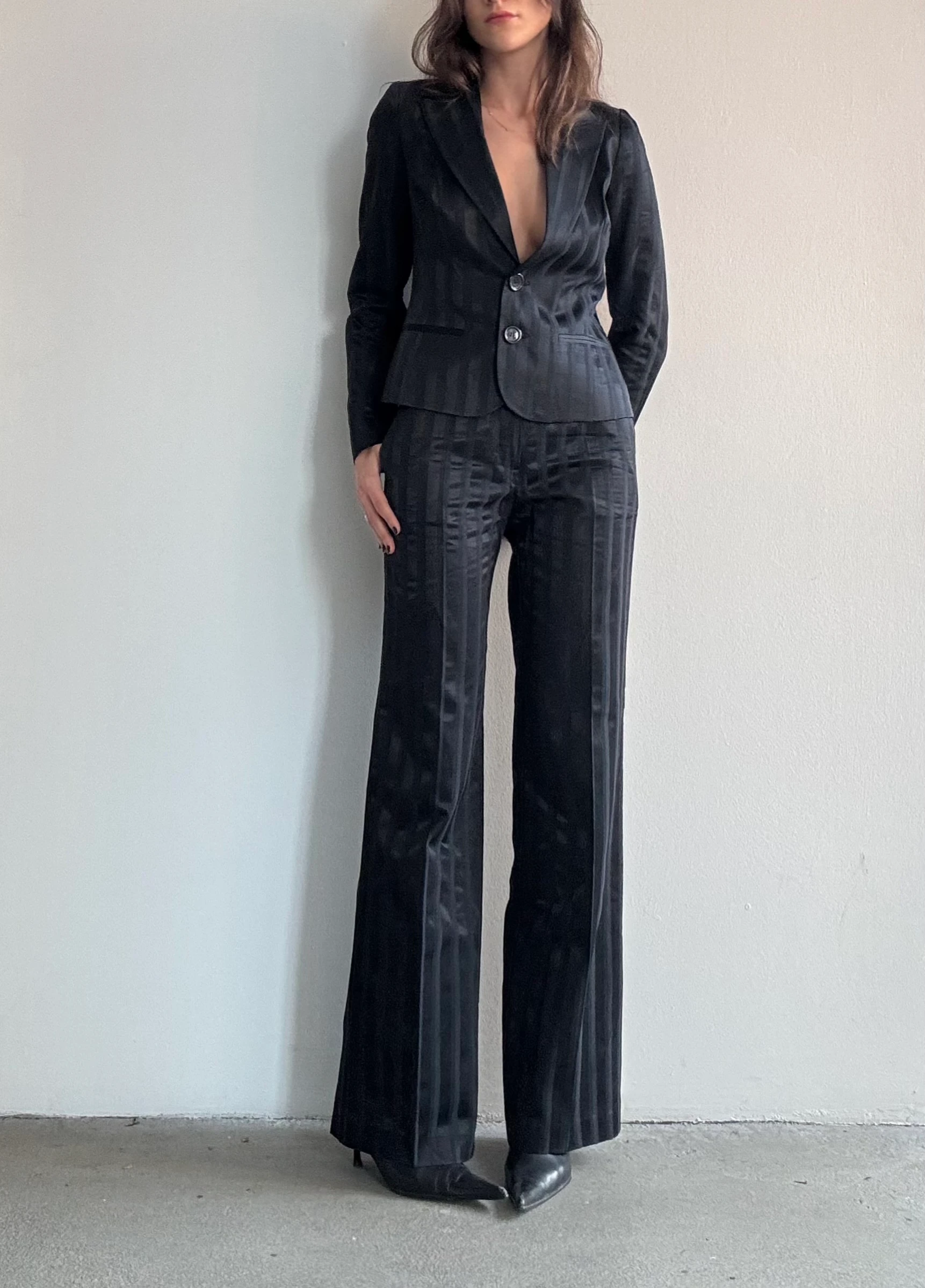 Saten Dokulu Siyah Takım Elbise 