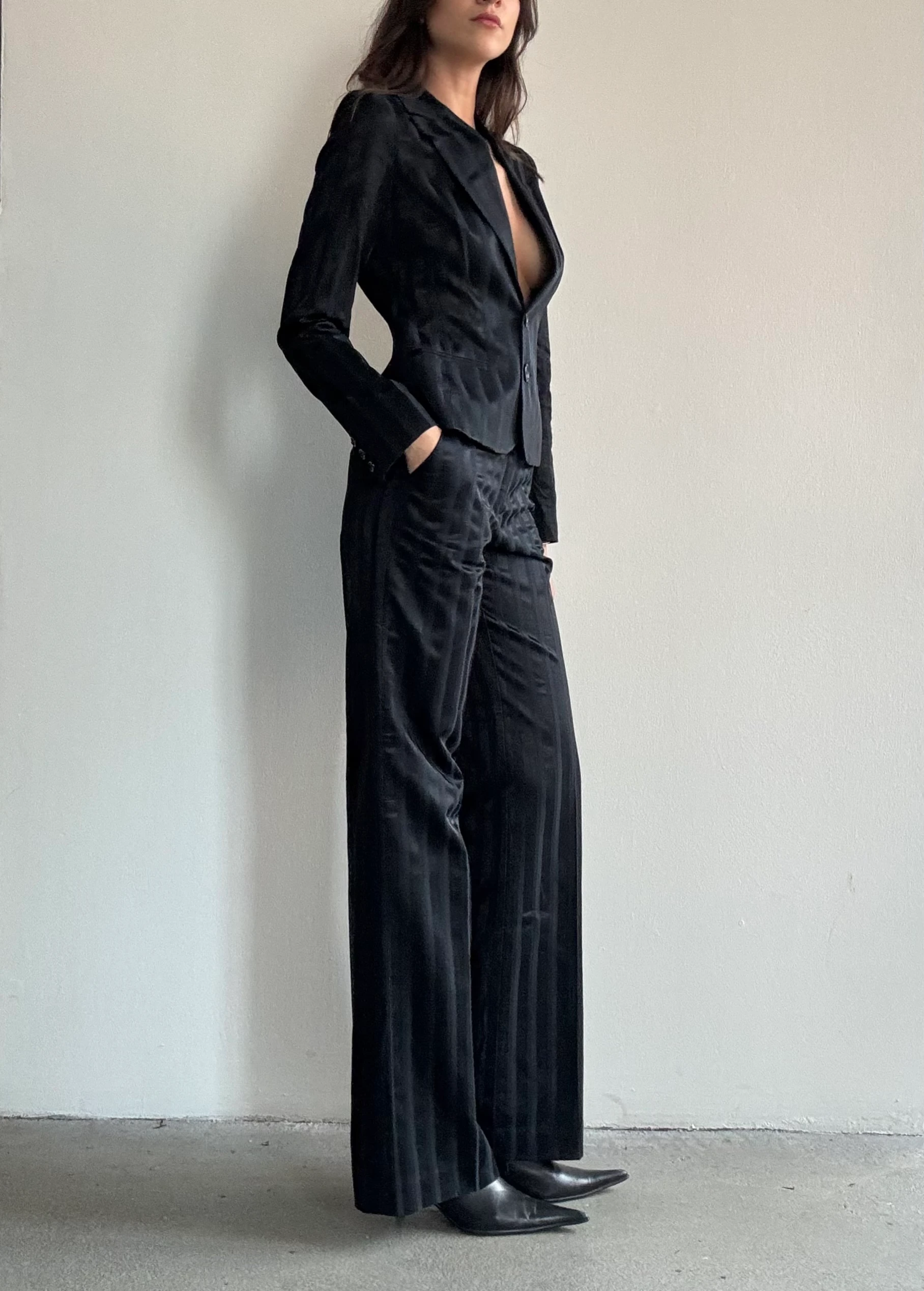 Saten Dokulu Siyah Takım Elbise 