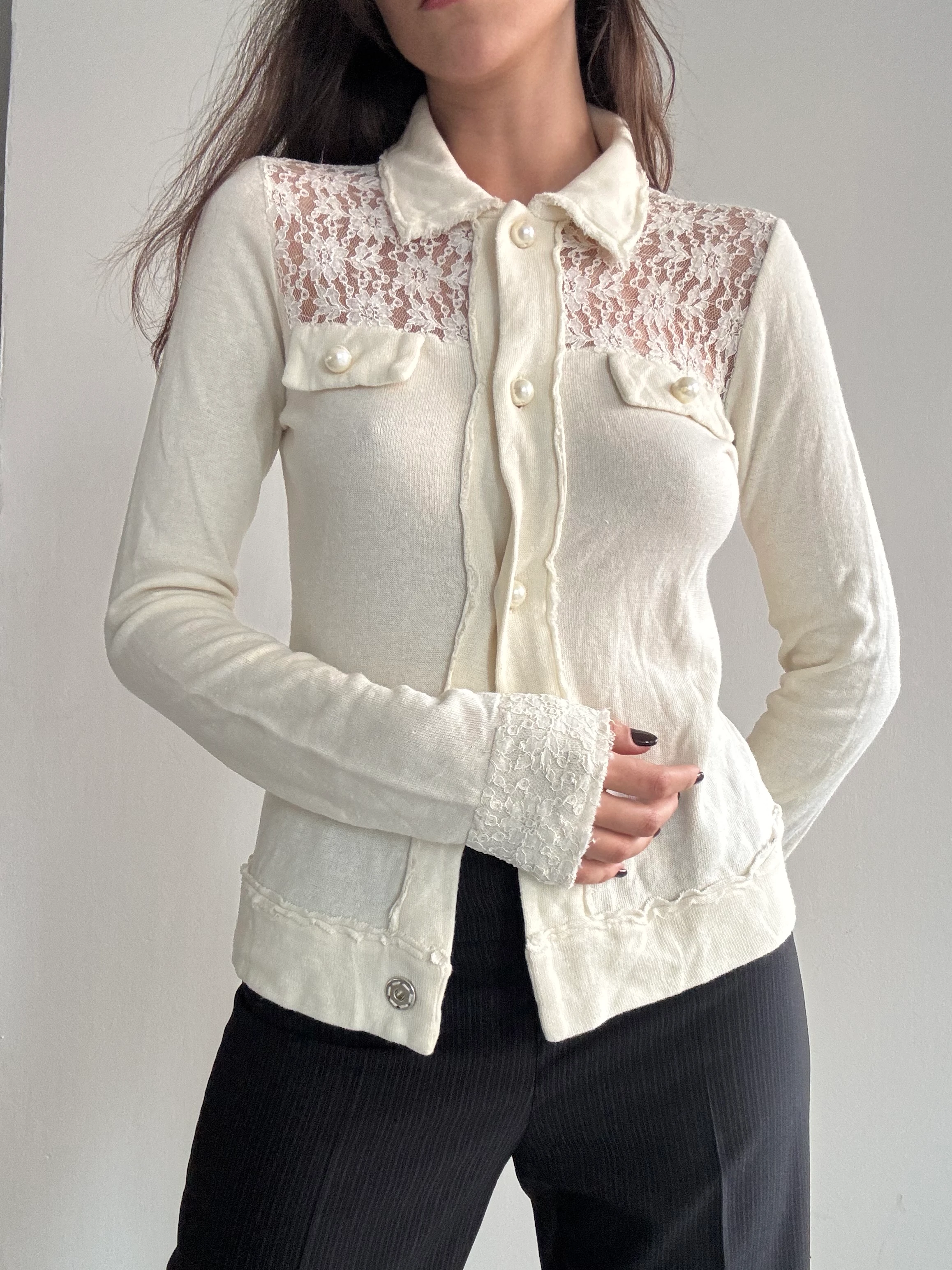 Dantel Detaylı İnci Düğmeli Gömlek 