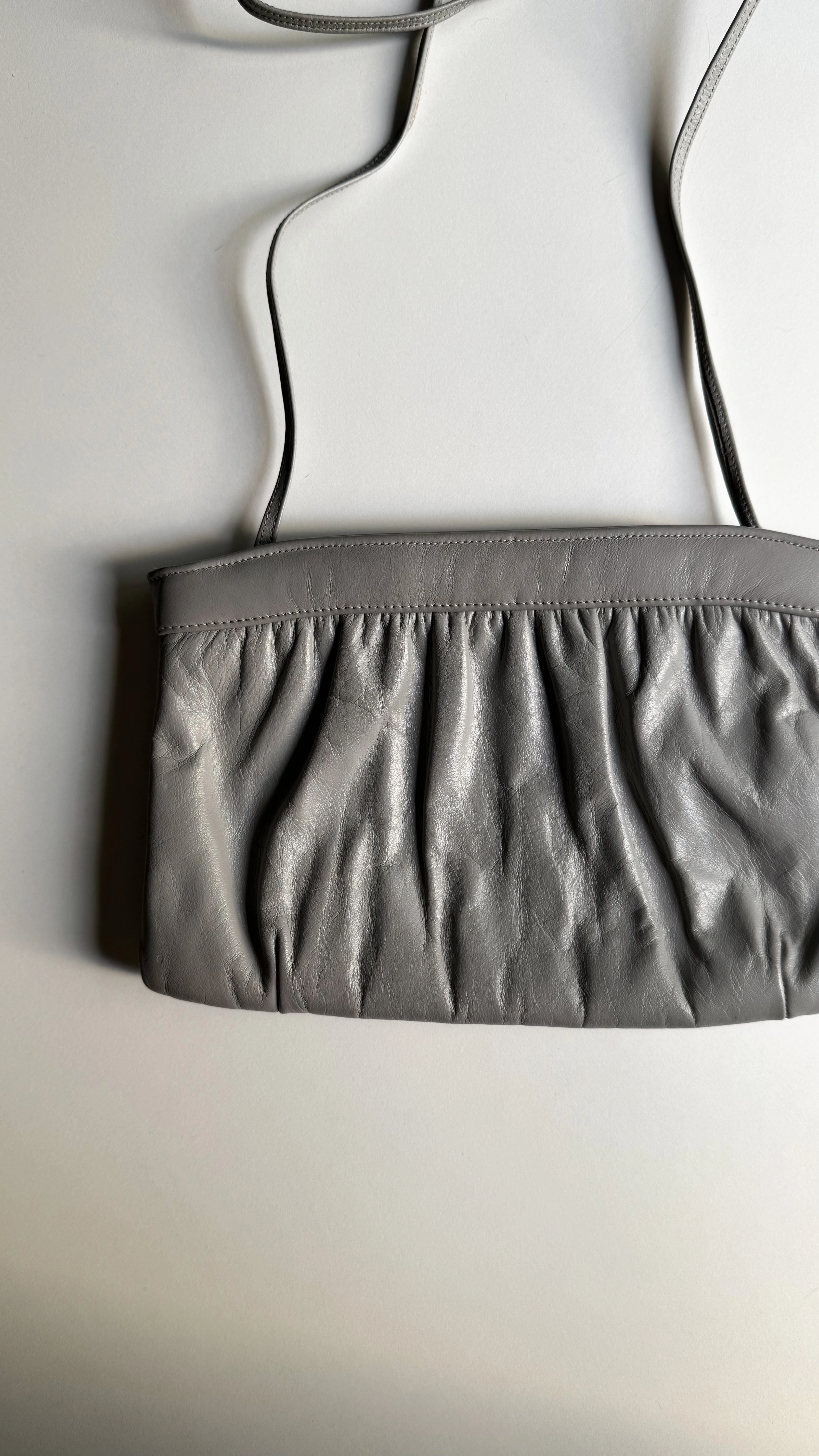 Gri Deri Pileli Askılı Çanta 