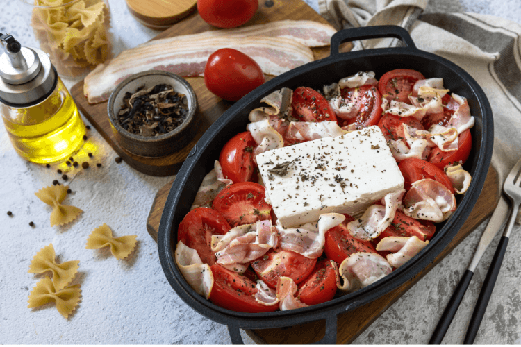 Feta Peynirli ve Domatesli Fırında Makarna Tarifi