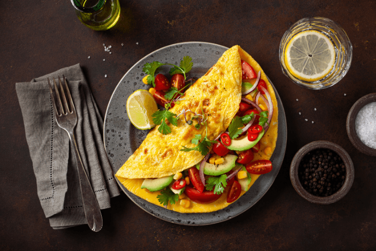 Feta Peynirli Omlet ve Avokado
