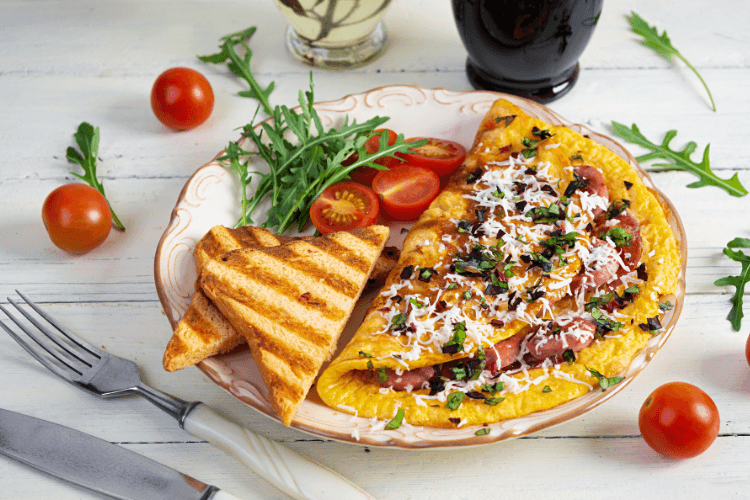  Feta Peynirli Omlet ve Sucuk