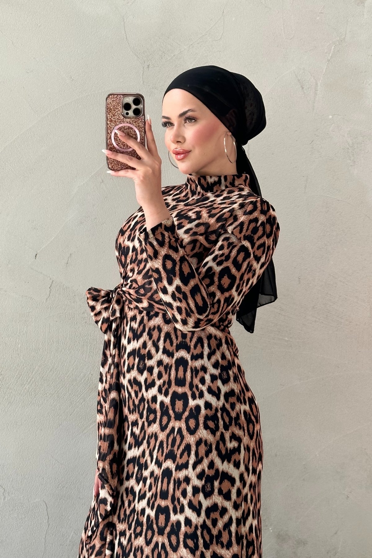 Leopar Desenli Beli Kuşaklı Tesettür Elbise