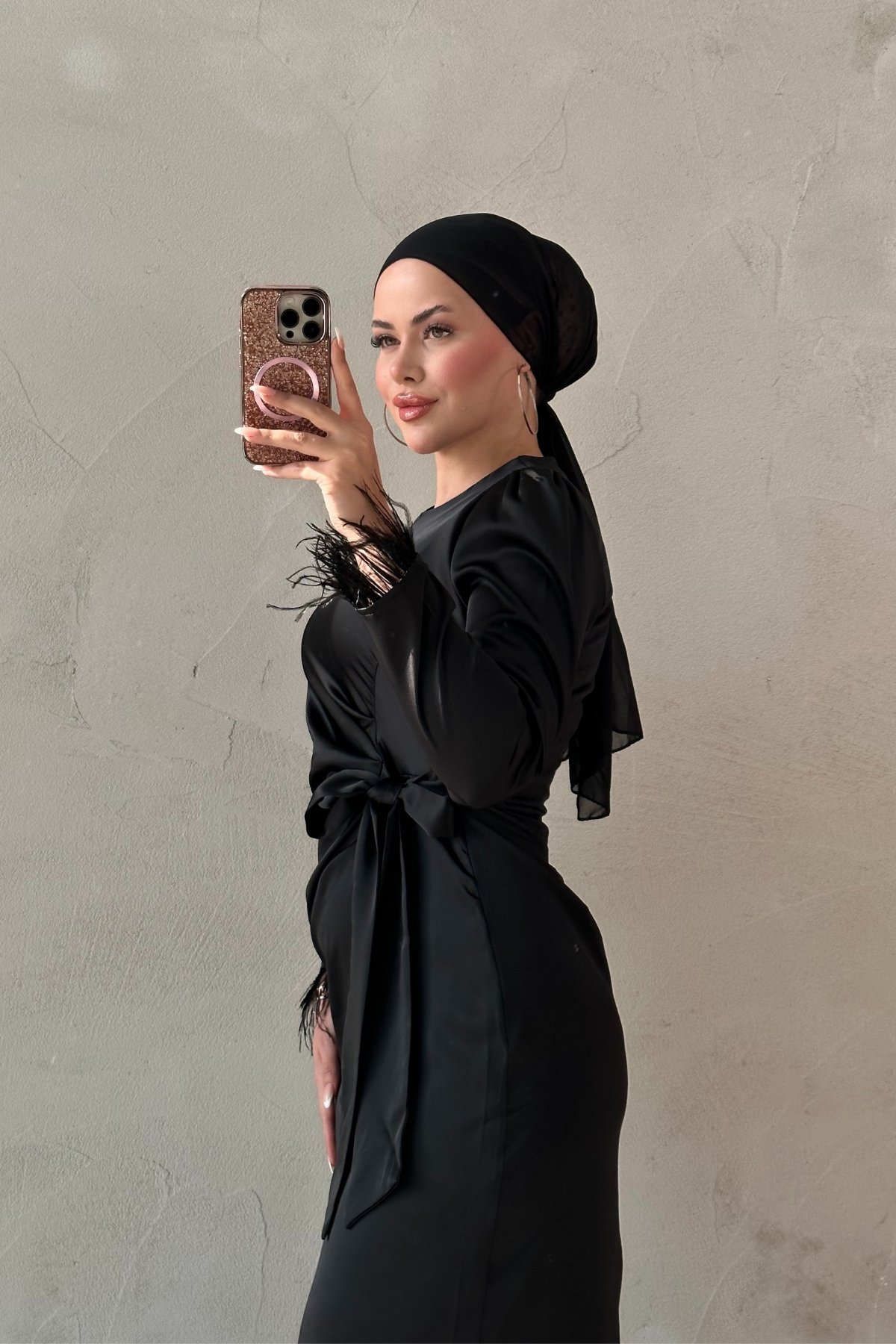 Kolları Tüy Detaylı Saten Tesettür Elbise