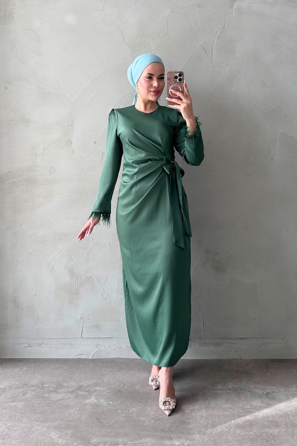 Kolları Tüy Detaylı Saten Tesettür Elbise - Yeşil