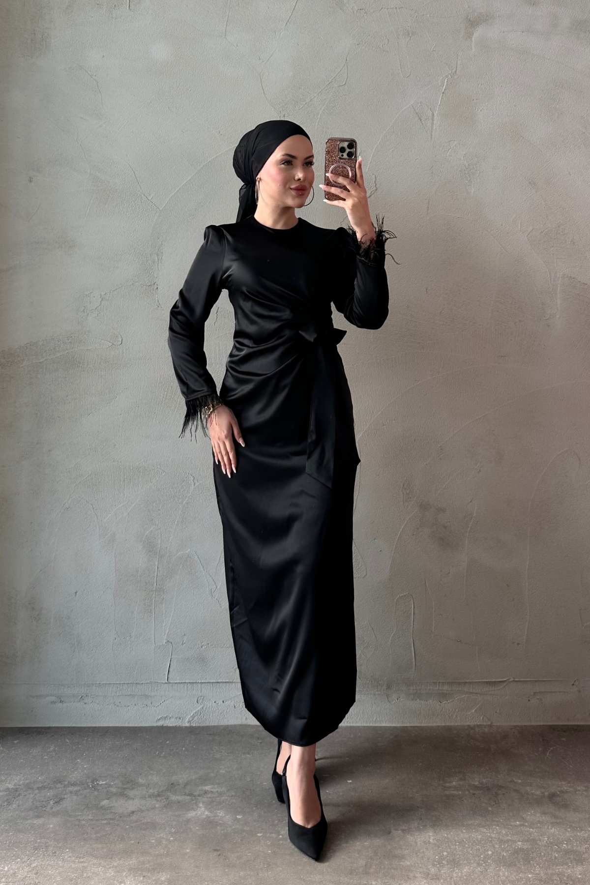 Kolları Tüy Detaylı Saten Tesettür Elbise
