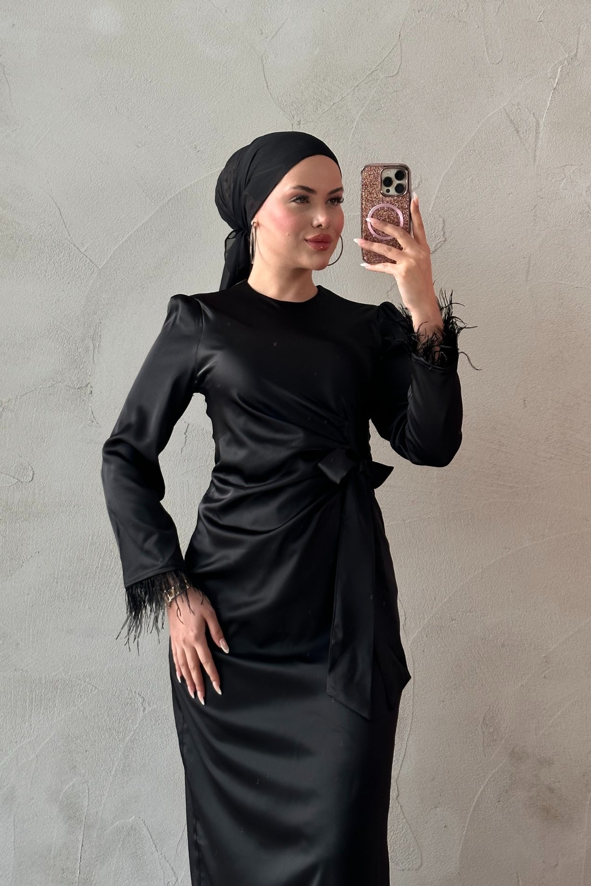 Kolları Tüy Detaylı Saten Tesettür Elbise