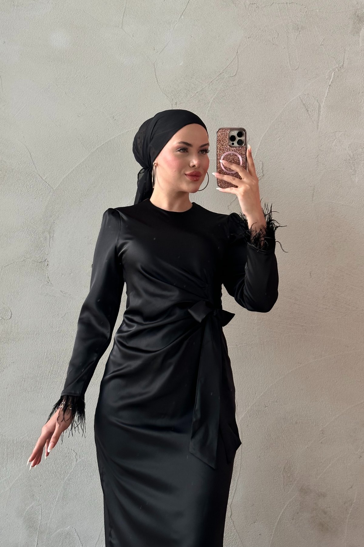 Kolları Tüy Detaylı Saten Tesettür Elbise
