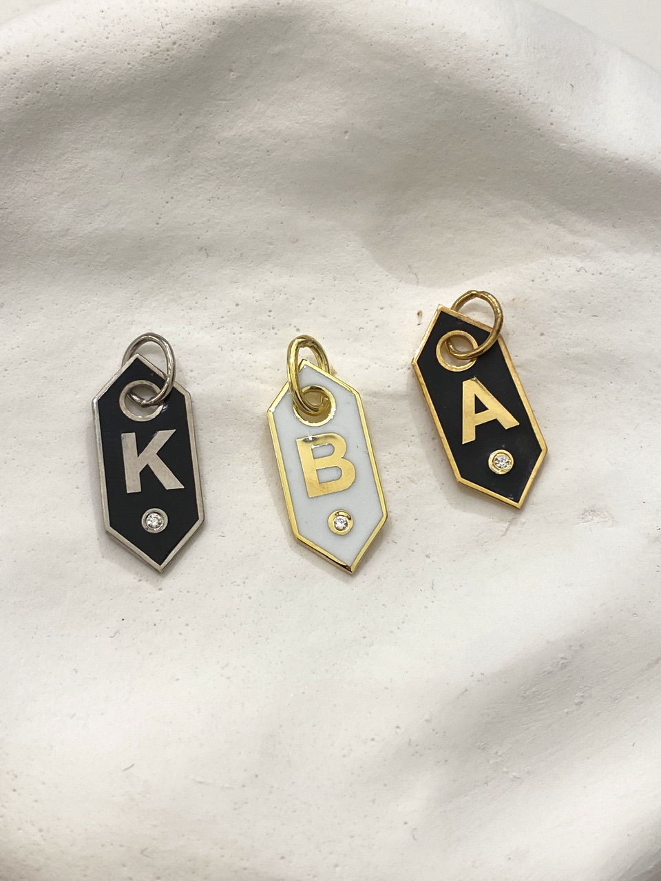 925 Gümüş | Unisex Mineli Taş Detaylı İstediğini Yazdır Harf Kolye (Kırmızı/Lacivert/Siyah)